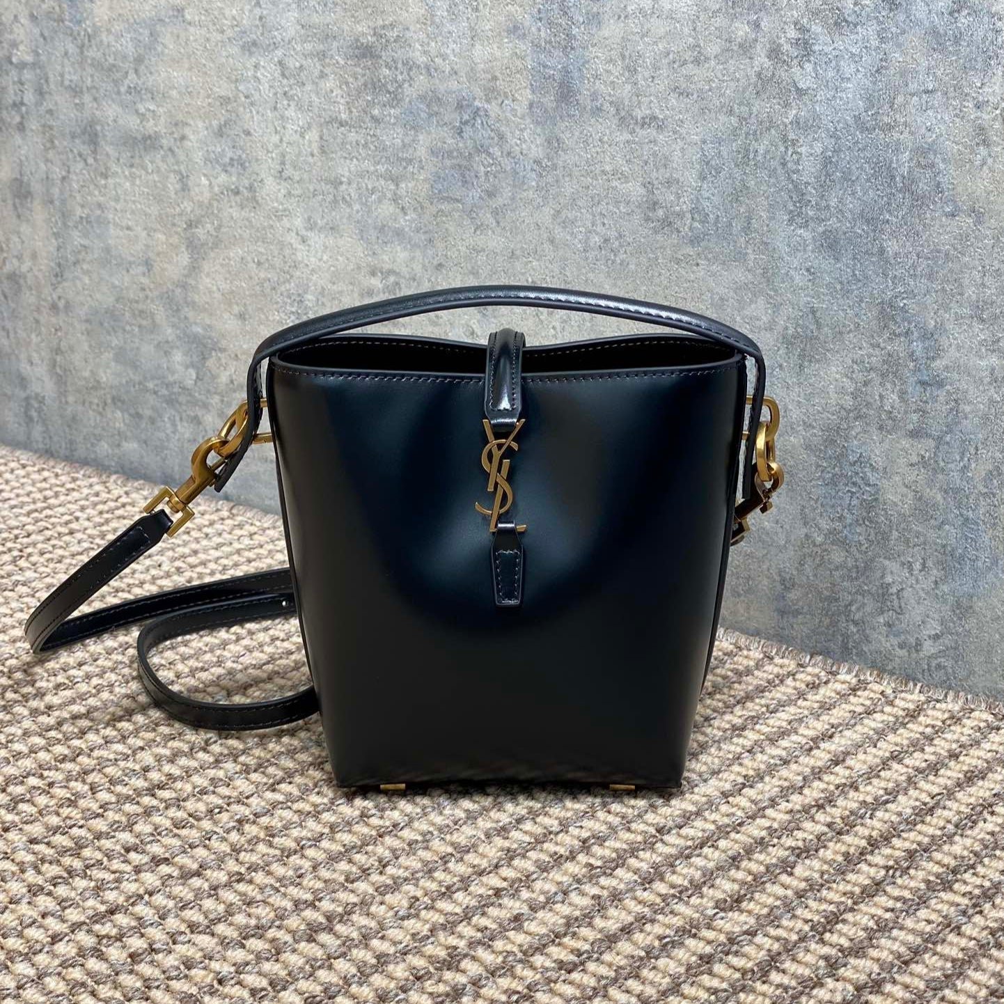 {Style No: G4UU9VUH} LE 37 MINI BUCKET BAG 15 IN BLACK CALFSKIN GOLD HARDWARE