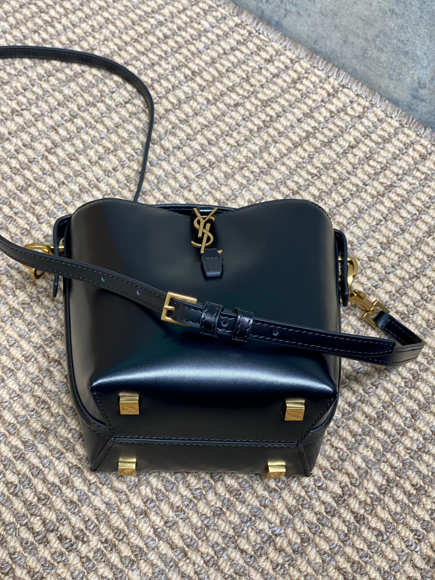 {Style No: G4UU9VUH} LE 37 MINI BUCKET BAG 15 IN BLACK CALFSKIN GOLD HARDWARE - Image 6