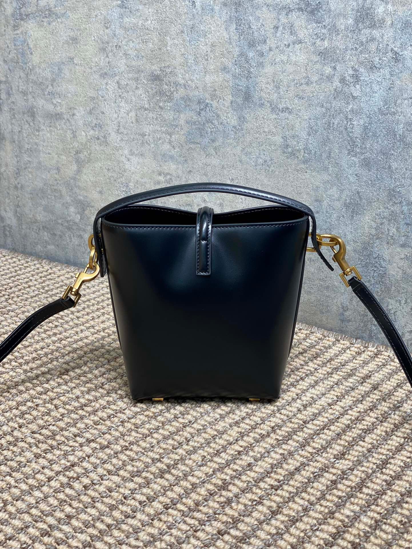 {Style No: G4UU9VUH} LE 37 MINI BUCKET BAG 15 IN BLACK CALFSKIN GOLD HARDWARE - Image 8