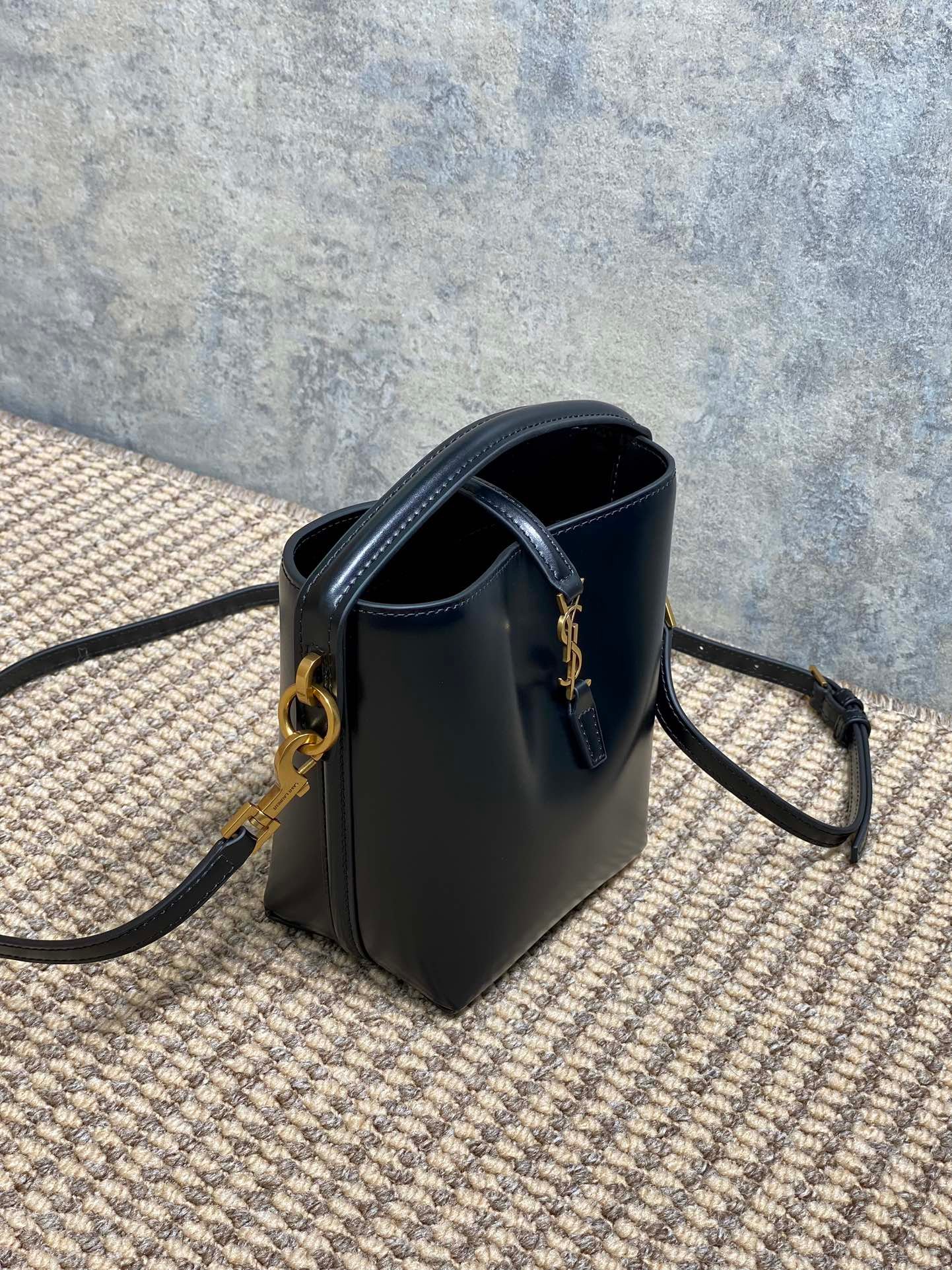 {Style No: G4UU9VUH} LE 37 MINI BUCKET BAG 15 IN BLACK CALFSKIN GOLD HARDWARE - Image 9