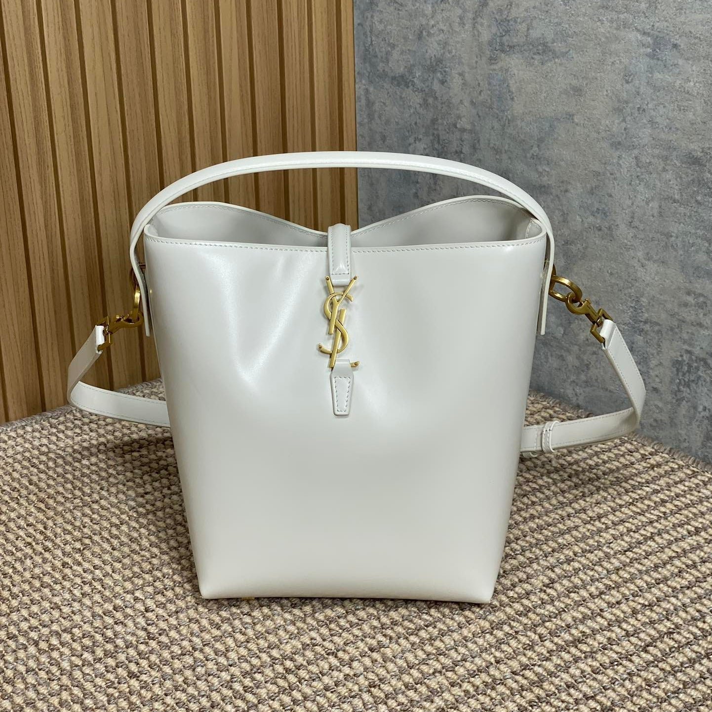 {Style No: PFM4L7KA} LE 37 MEDIUM BUCKET BAG 25 IN WHITE CALFSKIN GOLD HARDWARE