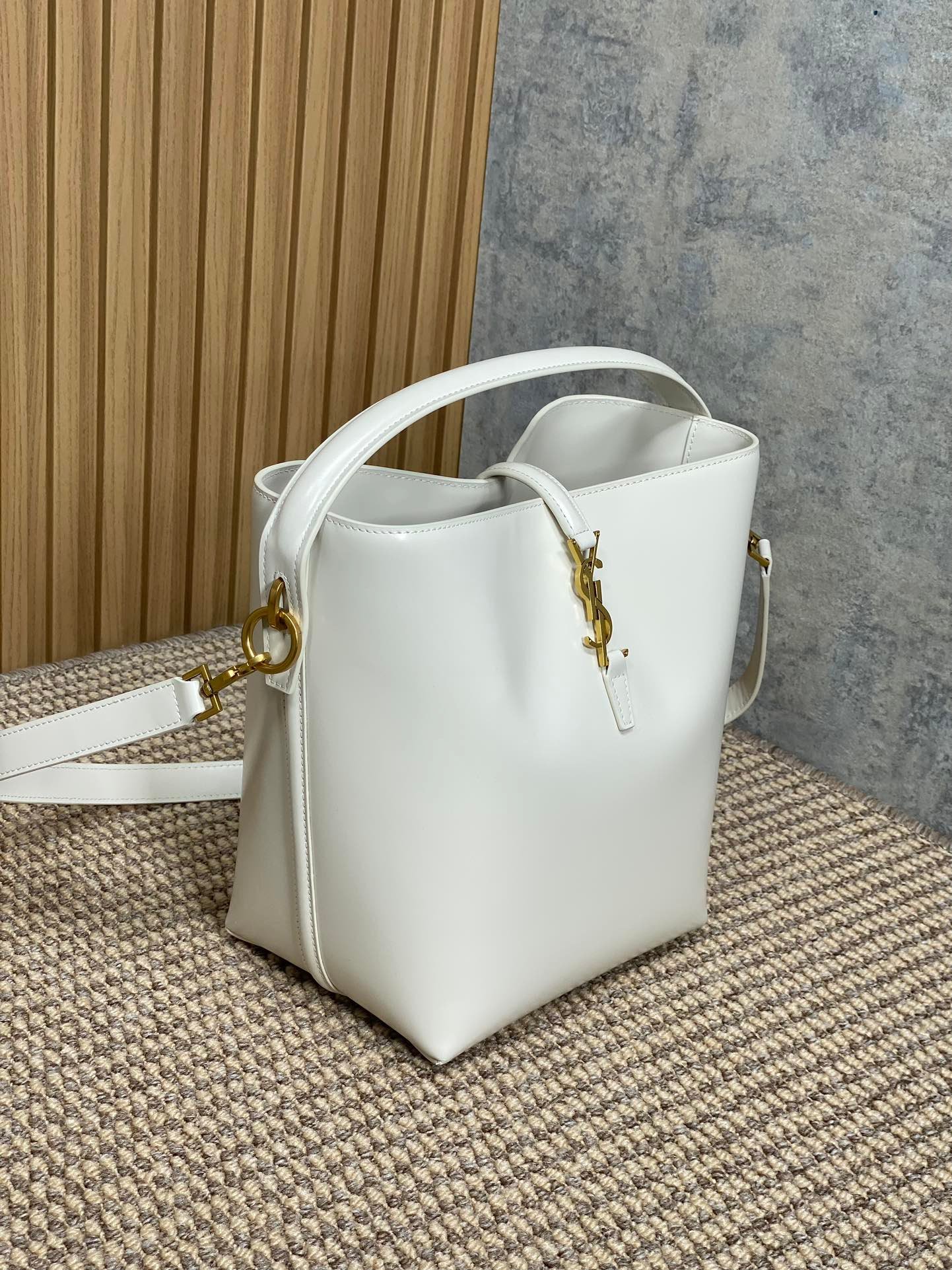 {Style No: PFM4L7KA} LE 37 MEDIUM BUCKET BAG 25 IN WHITE CALFSKIN GOLD HARDWARE - Image 4