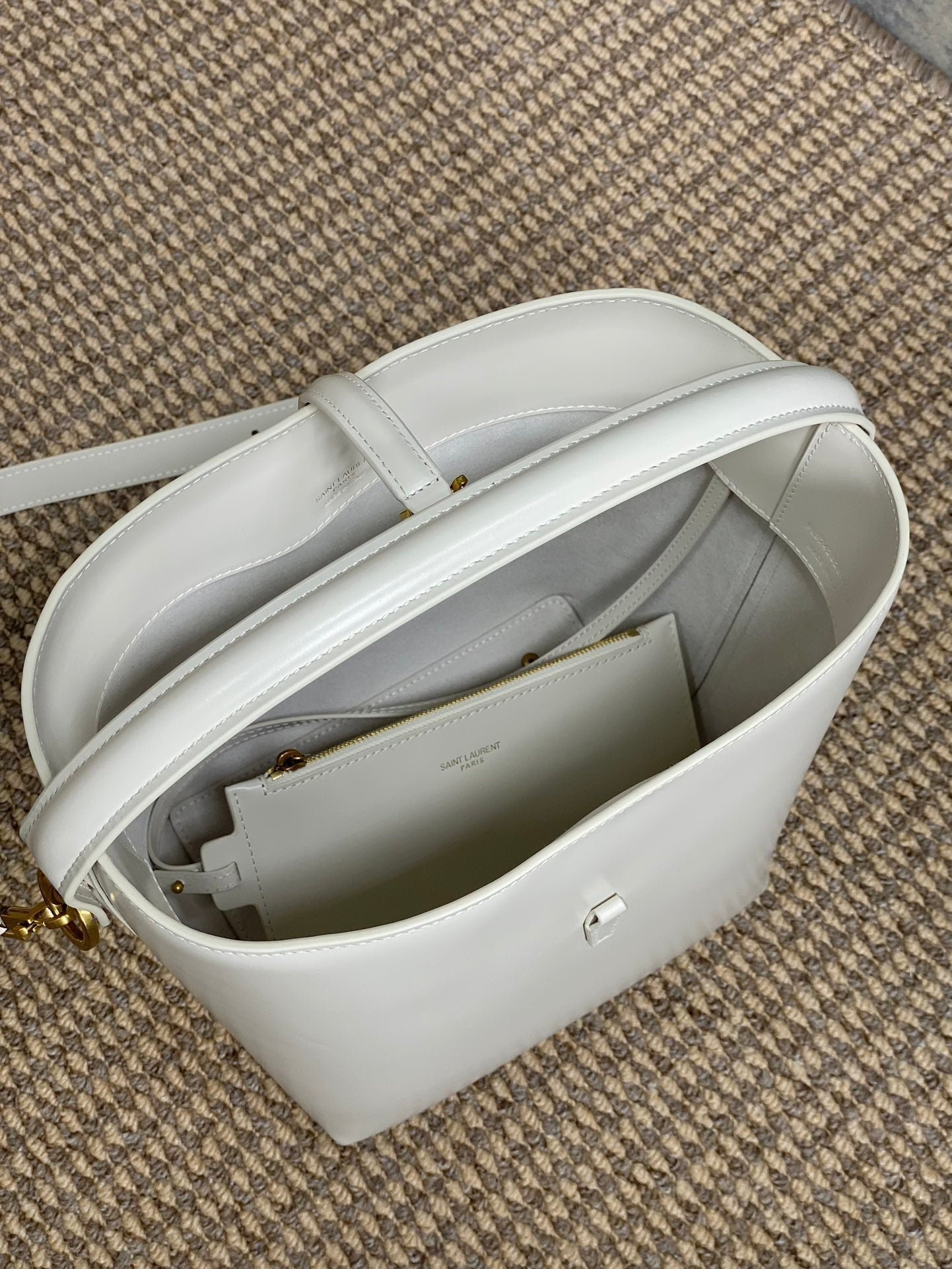 {Style No: PFM4L7KA} LE 37 MEDIUM BUCKET BAG 25 IN WHITE CALFSKIN GOLD HARDWARE - Image 2