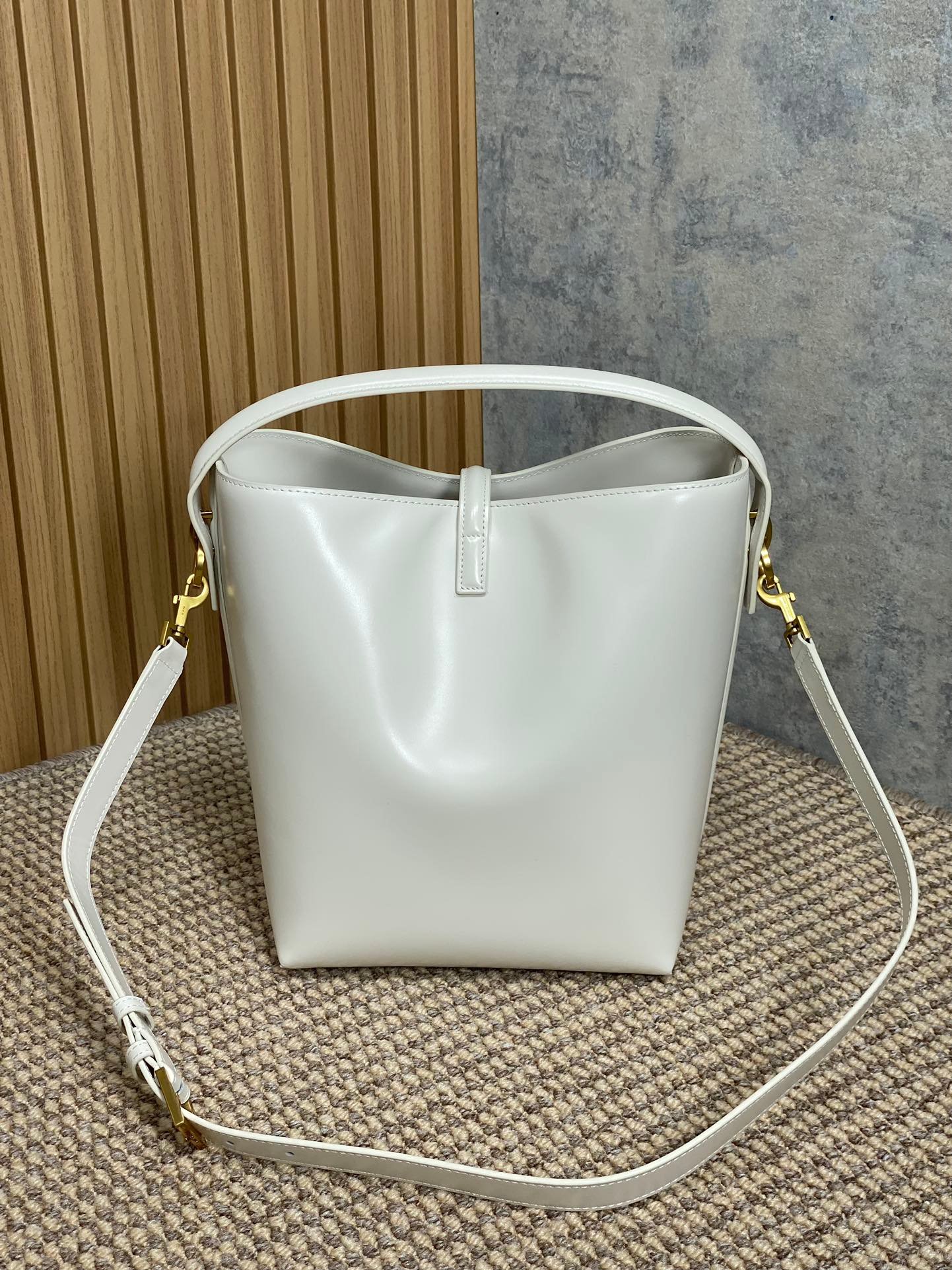 {Style No: PFM4L7KA} LE 37 MEDIUM BUCKET BAG 25 IN WHITE CALFSKIN GOLD HARDWARE - Image 5