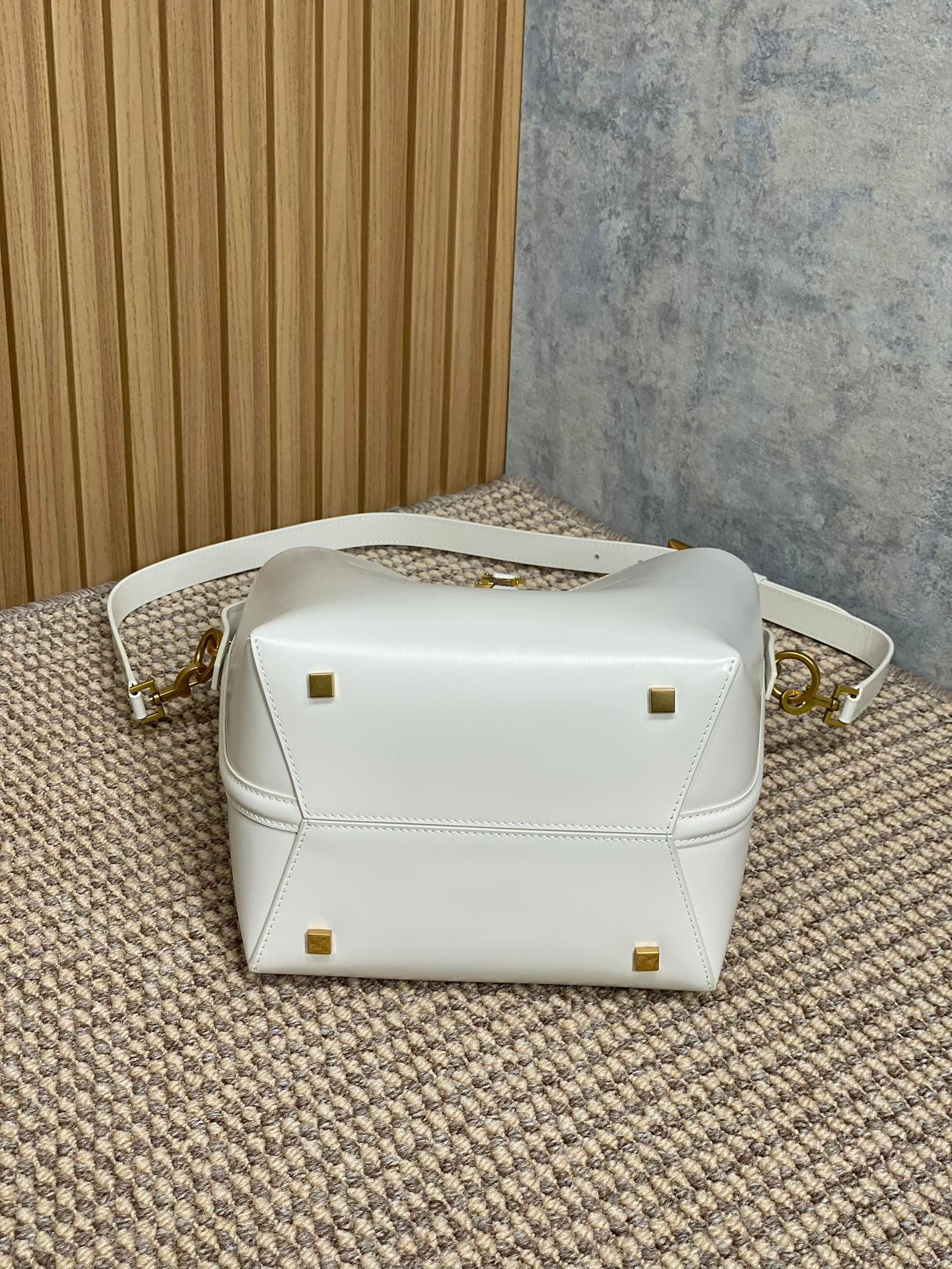 {Style No: PFM4L7KA} LE 37 MEDIUM BUCKET BAG 25 IN WHITE CALFSKIN GOLD HARDWARE - Image 6