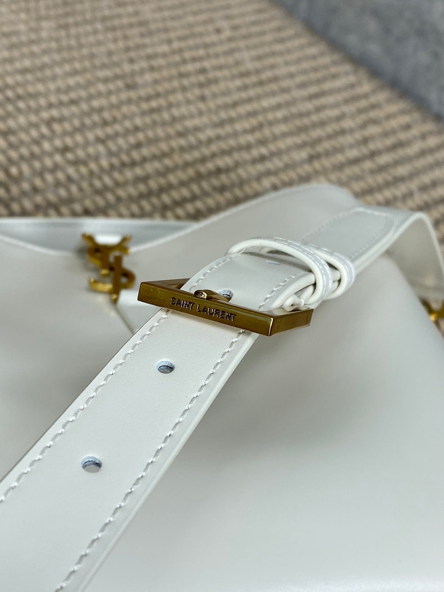 {Style No: PFM4L7KA} LE 37 MEDIUM BUCKET BAG 25 IN WHITE CALFSKIN GOLD HARDWARE - Image 7