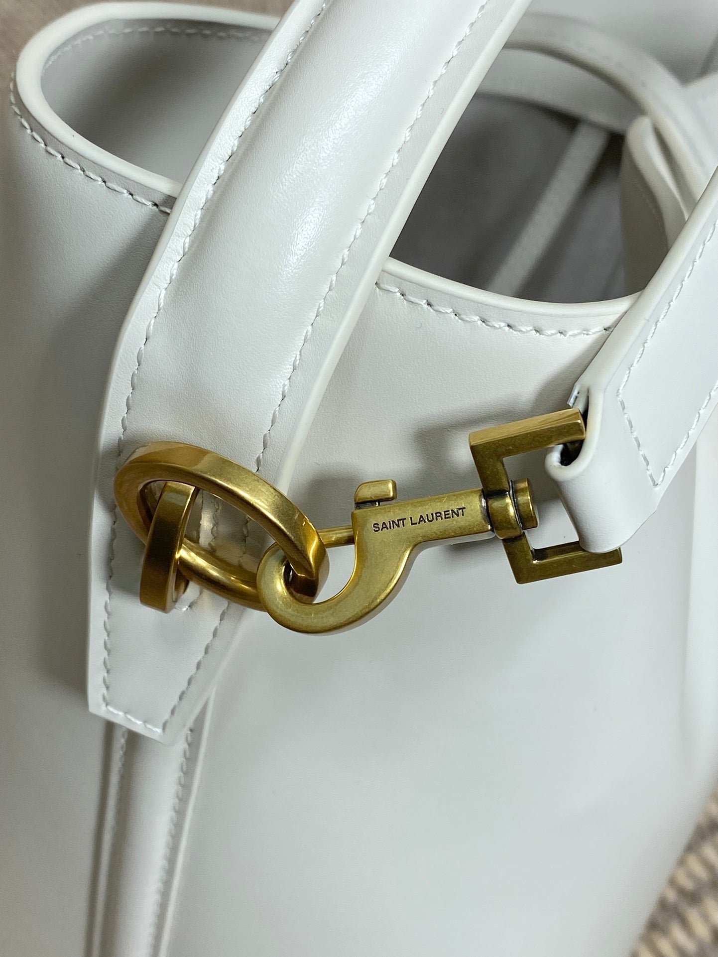 {Style No: PFM4L7KA} LE 37 MEDIUM BUCKET BAG 25 IN WHITE CALFSKIN GOLD HARDWARE - Image 8