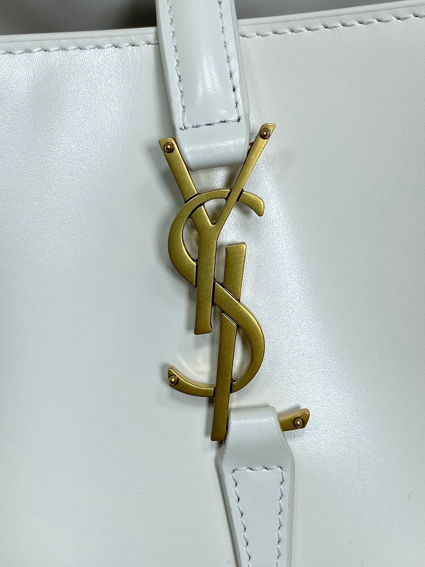 {Style No: PFM4L7KA} LE 37 MEDIUM BUCKET BAG 25 IN WHITE CALFSKIN GOLD HARDWARE - Image 9