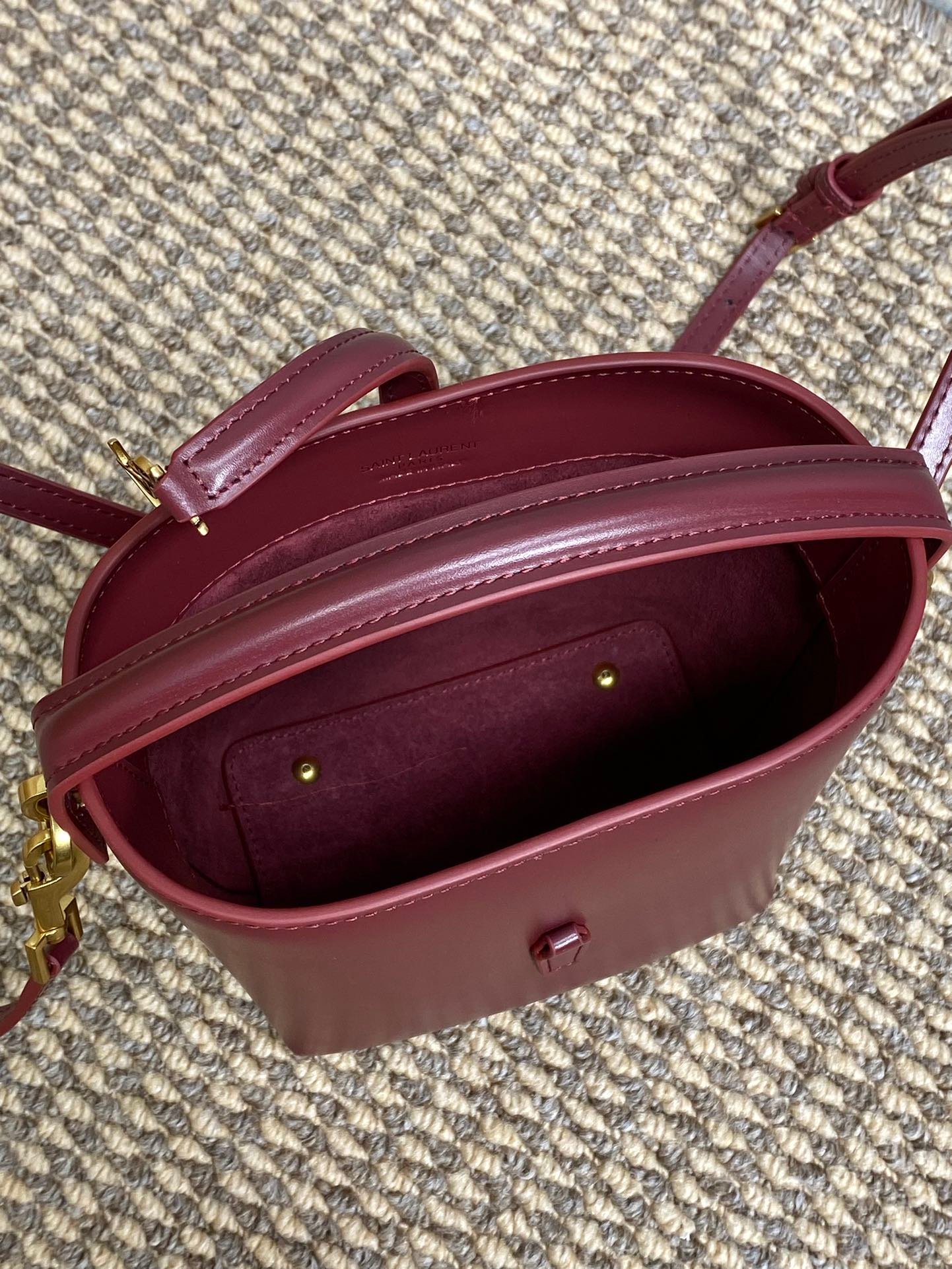 {Style No: D3N78XQY} LE 37 MINI BUCKET BAG 15 IN BURGUNDY RED CALFSKIN GOLD HARDWARE - Image 2