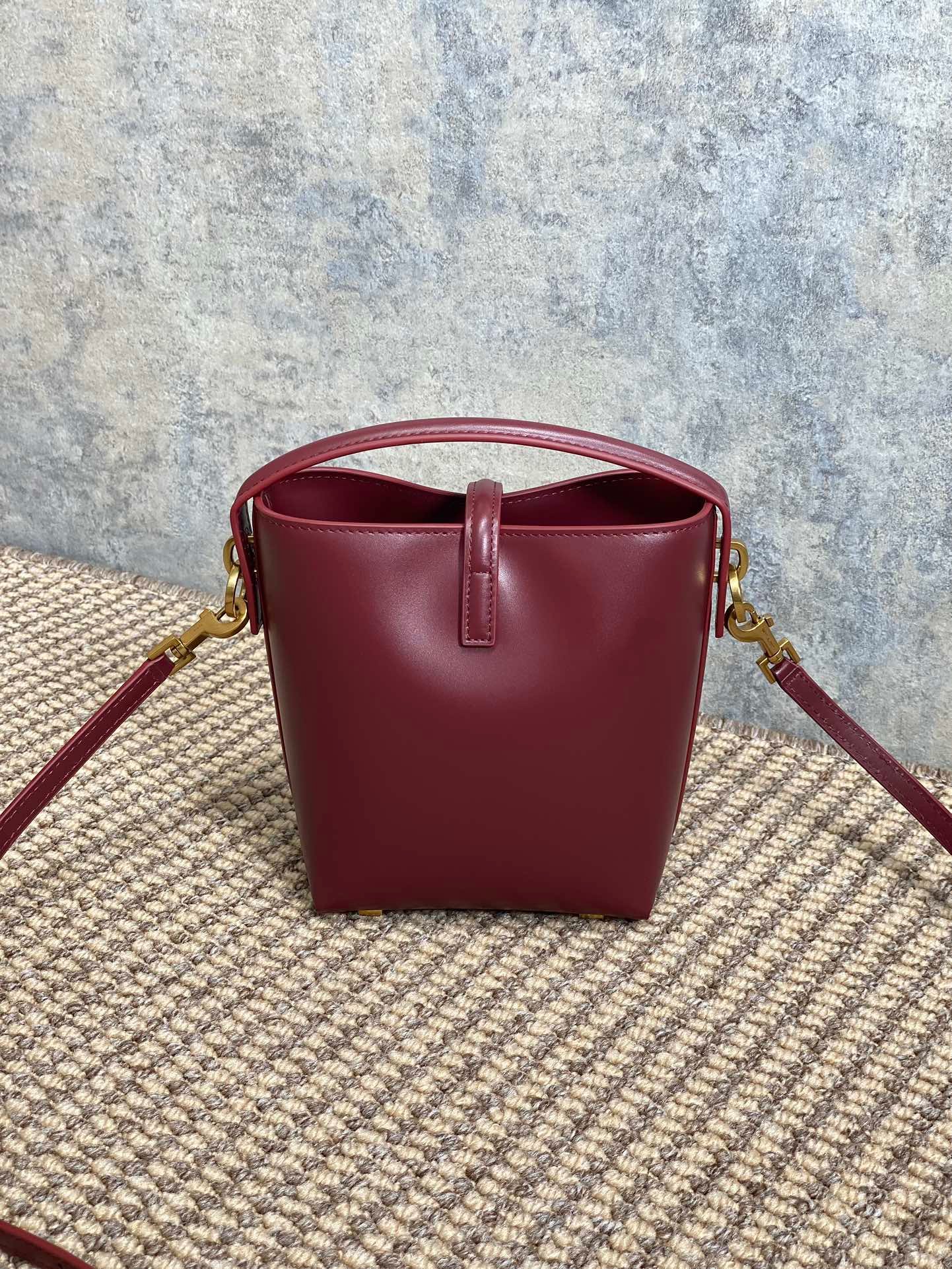 {Style No: D3N78XQY} LE 37 MINI BUCKET BAG 15 IN BURGUNDY RED CALFSKIN GOLD HARDWARE - Image 3