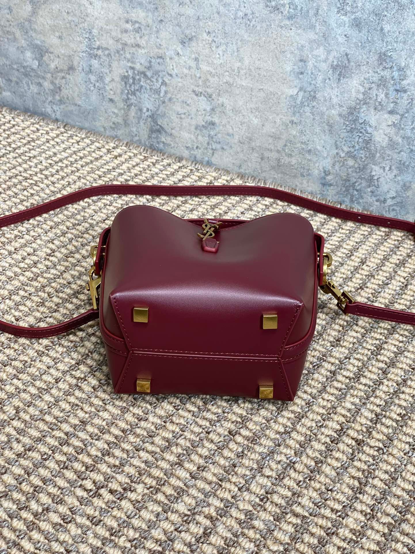 {Style No: D3N78XQY} LE 37 MINI BUCKET BAG 15 IN BURGUNDY RED CALFSKIN GOLD HARDWARE - Image 4