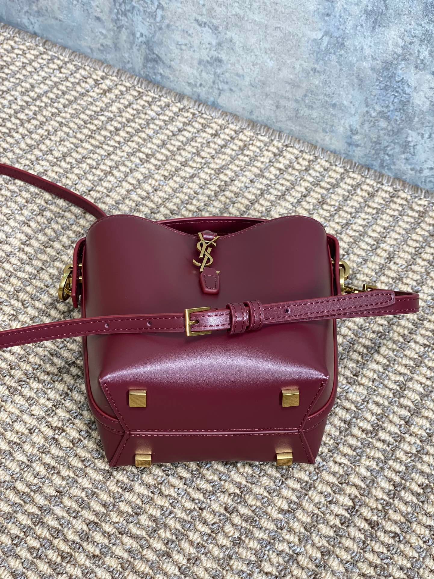 {Style No: D3N78XQY} LE 37 MINI BUCKET BAG 15 IN BURGUNDY RED CALFSKIN GOLD HARDWARE - Image 5
