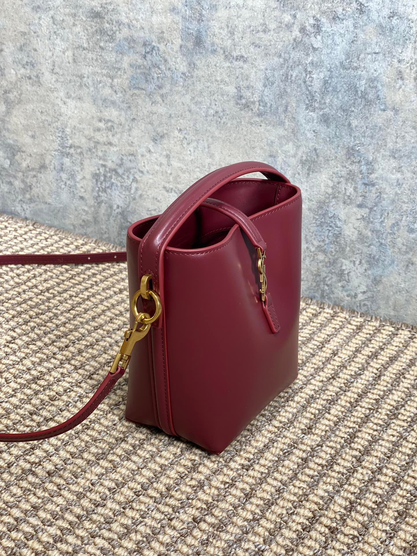 {Style No: D3N78XQY} LE 37 MINI BUCKET BAG 15 IN BURGUNDY RED CALFSKIN GOLD HARDWARE - Image 6