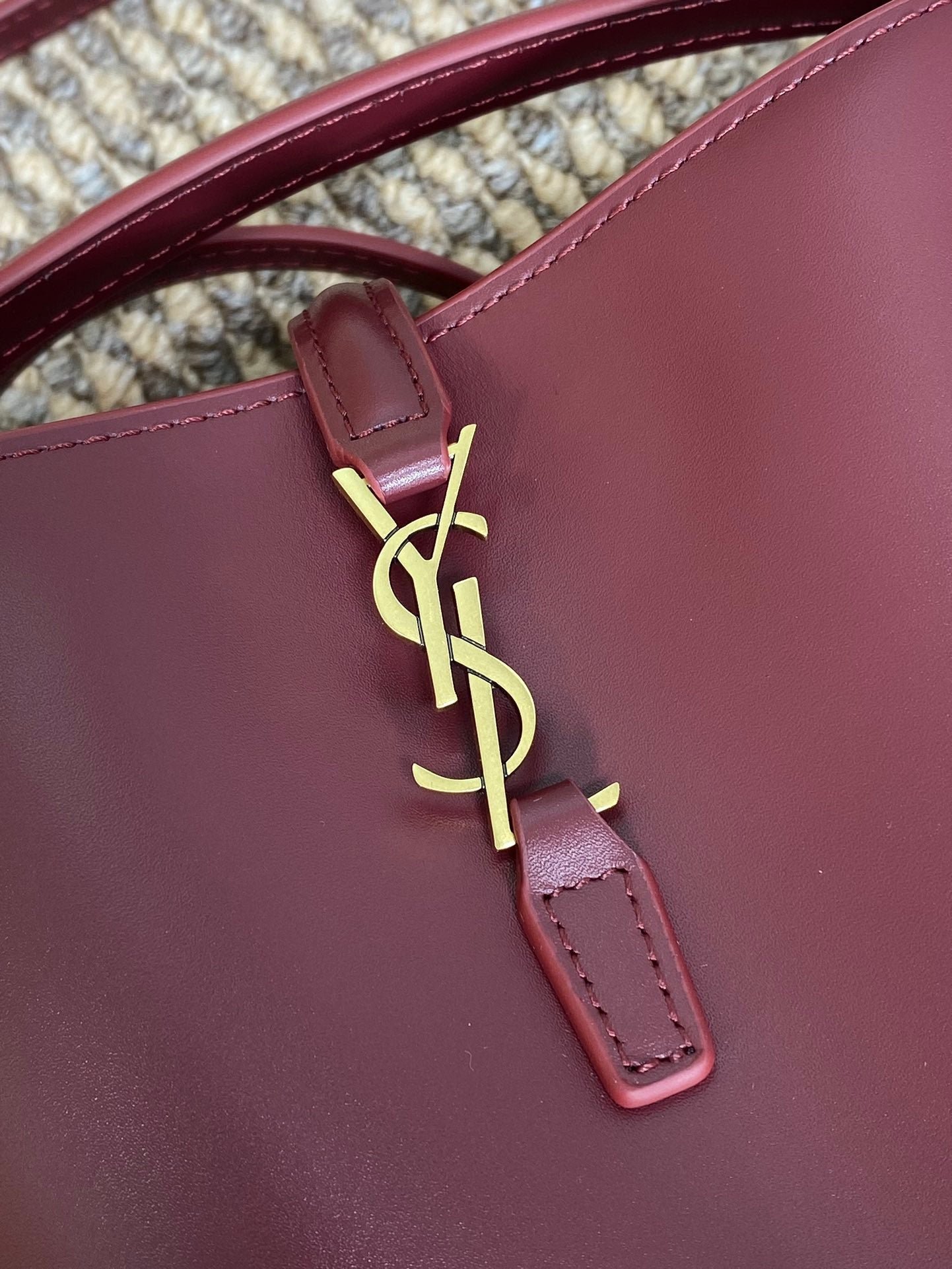 {Style No: D3N78XQY} LE 37 MINI BUCKET BAG 15 IN BURGUNDY RED CALFSKIN GOLD HARDWARE - Image 7