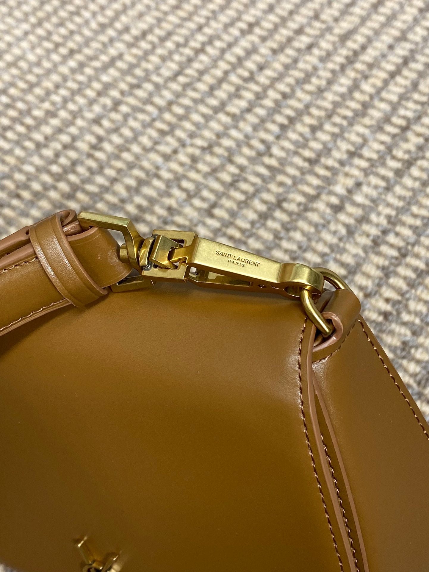 {Style No: SQ9FNS9F} VOLTAIRE TOP HANDLE IN BOX 21 IN TAWNY BROWN CALFSKIN GOLD HARDWARE - Image 5