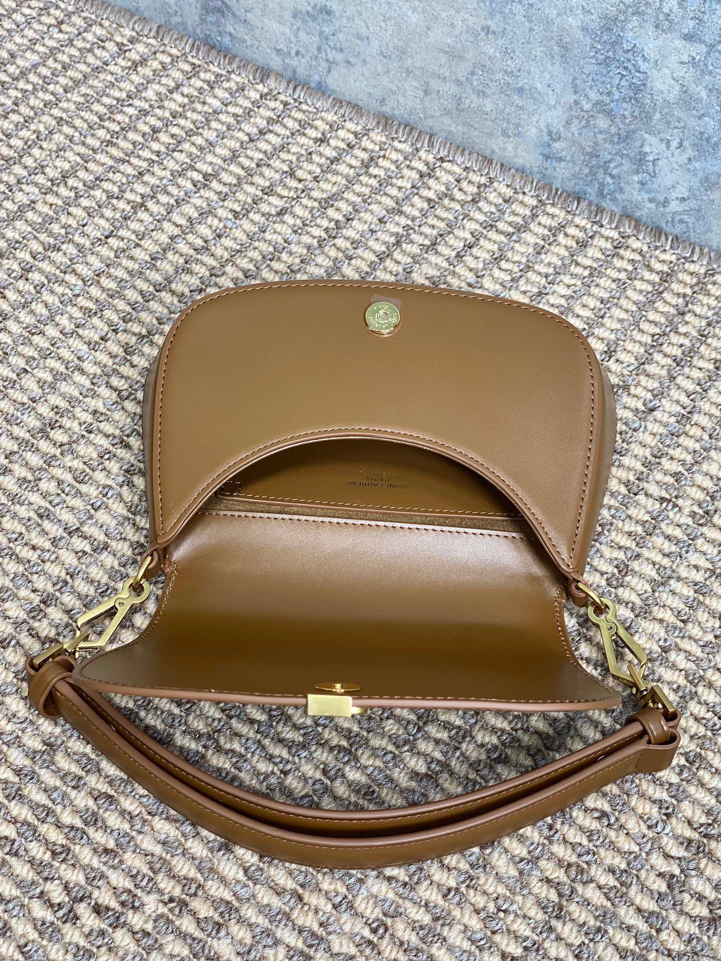 {Style No: SQ9FNS9F} VOLTAIRE TOP HANDLE IN BOX 21 IN TAWNY BROWN CALFSKIN GOLD HARDWARE - Image 6