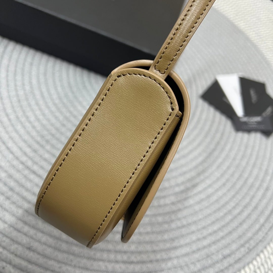{Style No: EU2MJEZ9} VOLTAIRE IN BOX 21 IN CARAMEL BROWN CALFSKIN GOLD LOGO - Image 9
