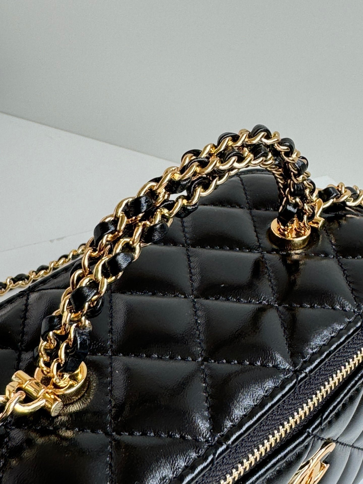 {Style No: GF8XHBXZ} SMALL VANITY CASE 17 WITH HANDLE IN BLACK CALFSKIN GOLD METAL CHAIN - Image 5