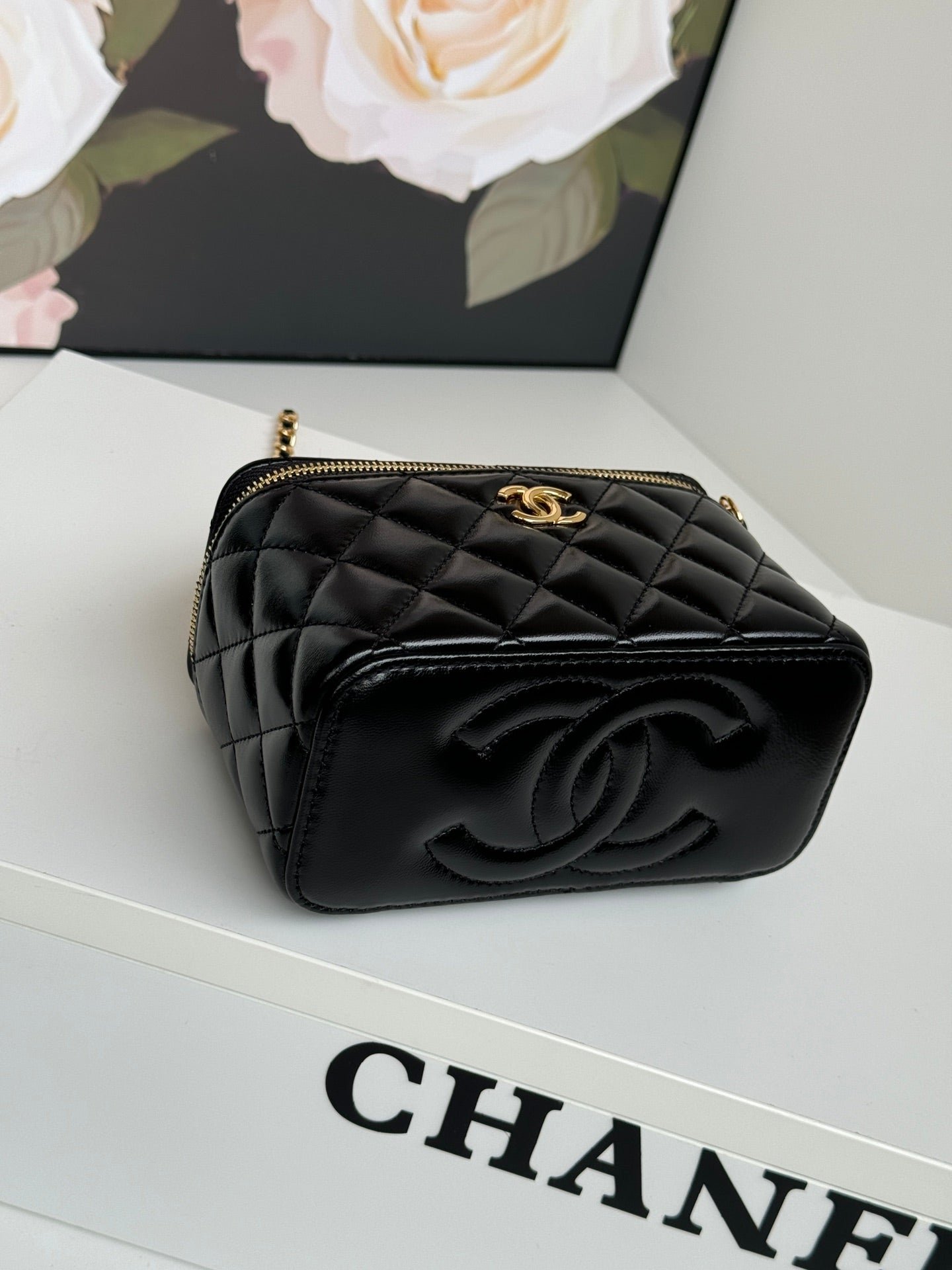 {Style No: GF8XHBXZ} SMALL VANITY CASE 17 WITH HANDLE IN BLACK CALFSKIN GOLD METAL CHAIN - Image 6