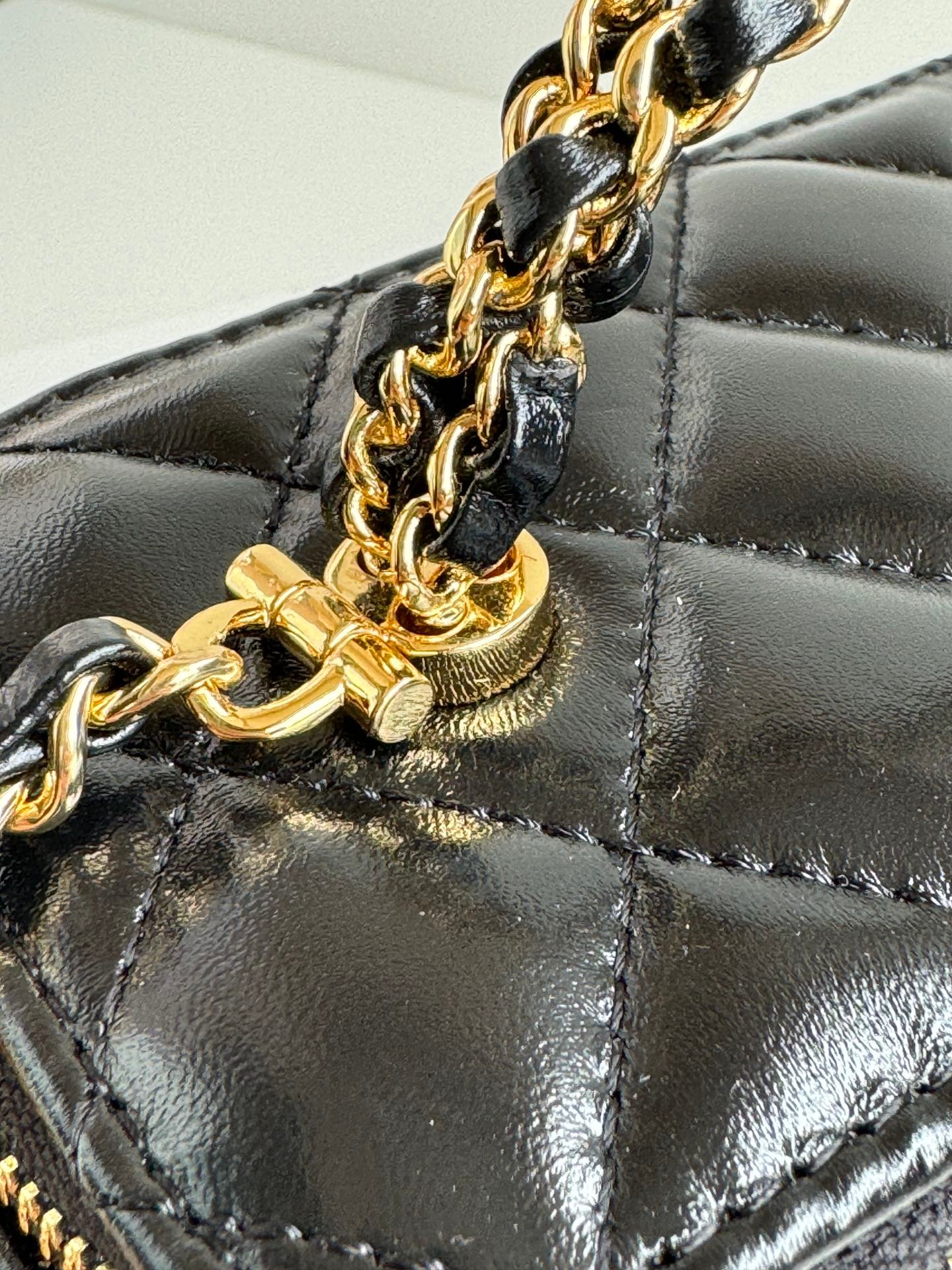 {Style No: GF8XHBXZ} SMALL VANITY CASE 17 WITH HANDLE IN BLACK CALFSKIN GOLD METAL CHAIN - Image 7