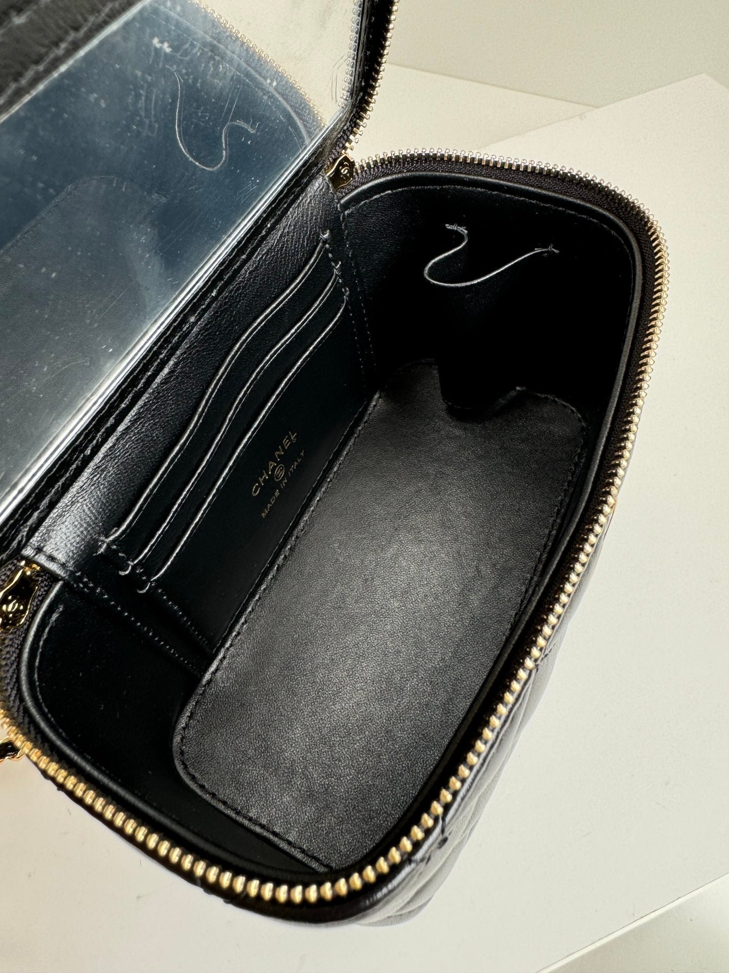 {Style No: GF8XHBXZ} SMALL VANITY CASE 17 WITH HANDLE IN BLACK CALFSKIN GOLD METAL CHAIN - Image 2