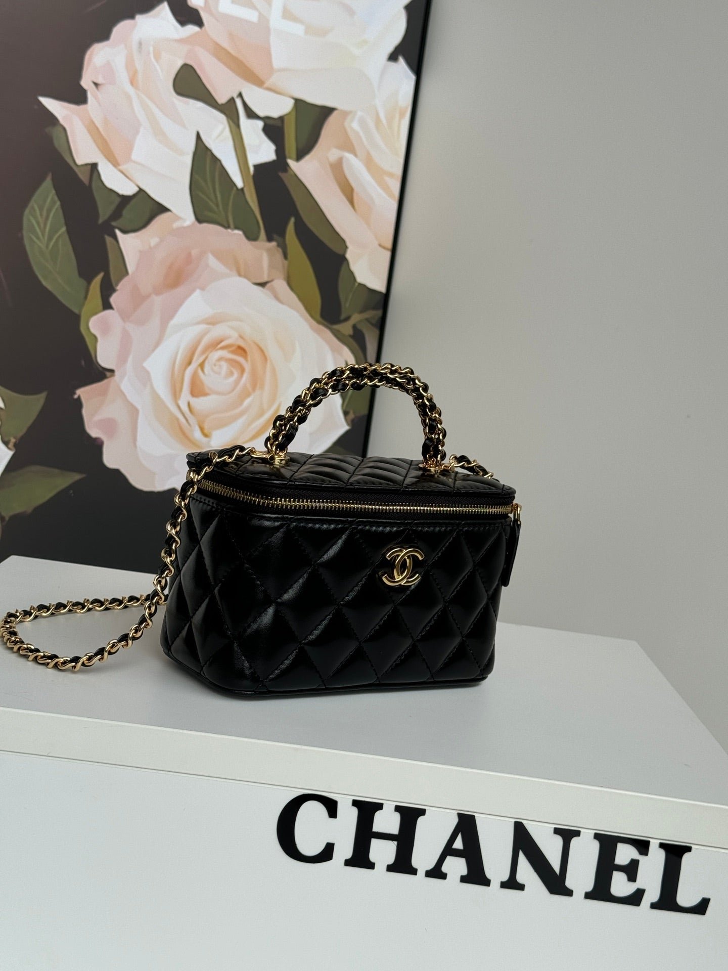{Style No: GF8XHBXZ} SMALL VANITY CASE 17 WITH HANDLE IN BLACK CALFSKIN GOLD METAL CHAIN - Image 9