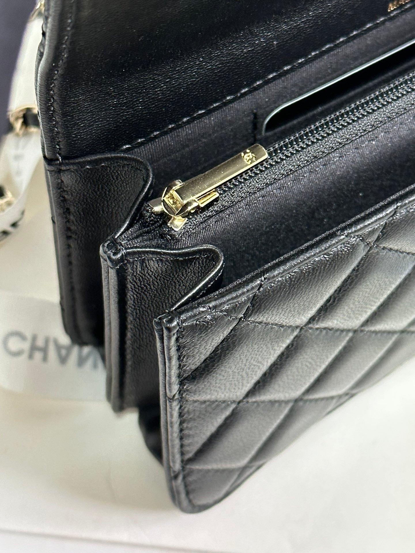 {Style No: B6PIIYFR} FLAP BAG 18 WITH HANDLE IN BLACK CALFSKIN GOLD HARDWARE - Image 4