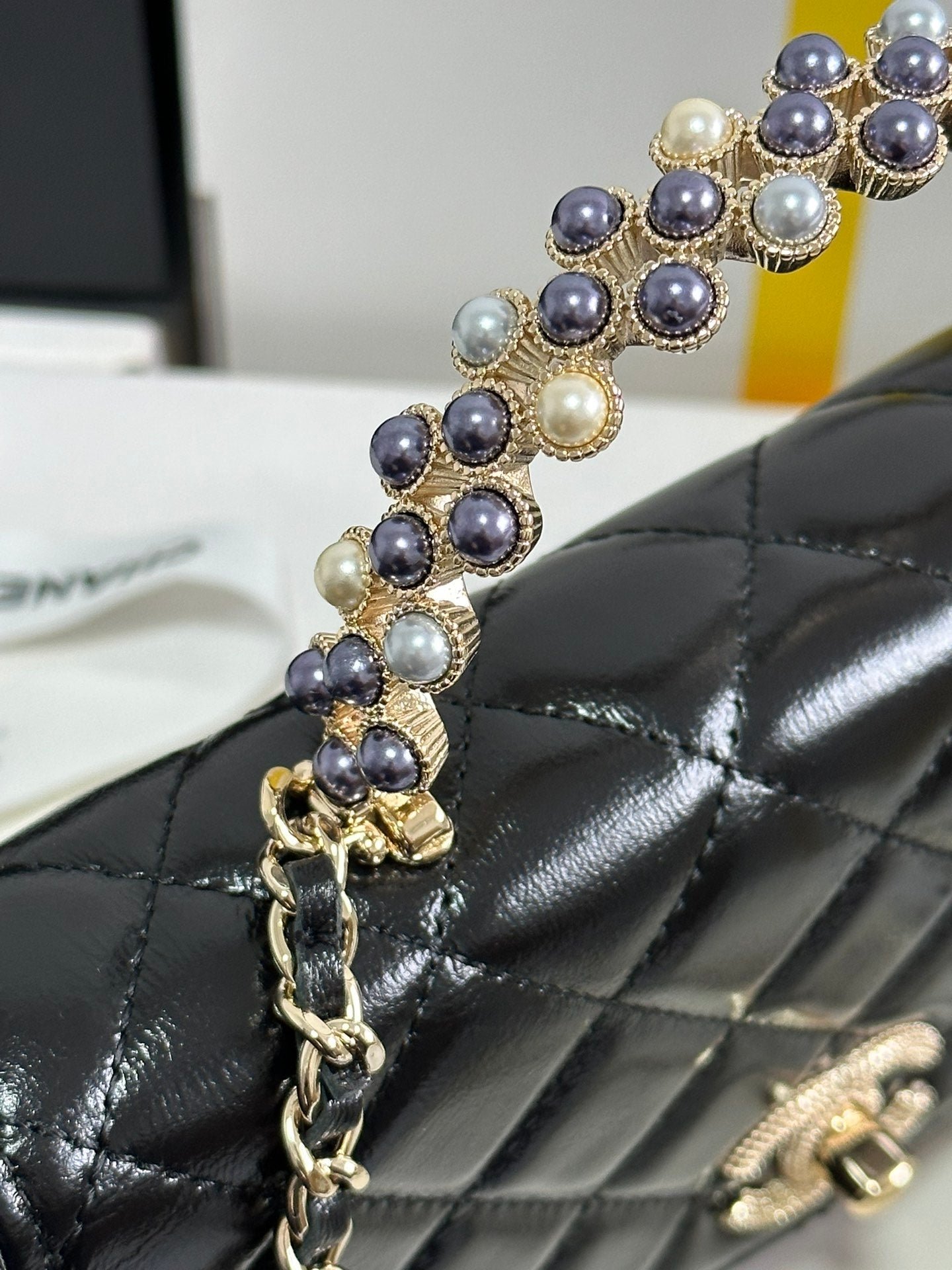 {Style No: QRG56473} PEARL HANDLE FLAP BAG 18 IN BLACK SHINY LAMBSKIN - Image 5