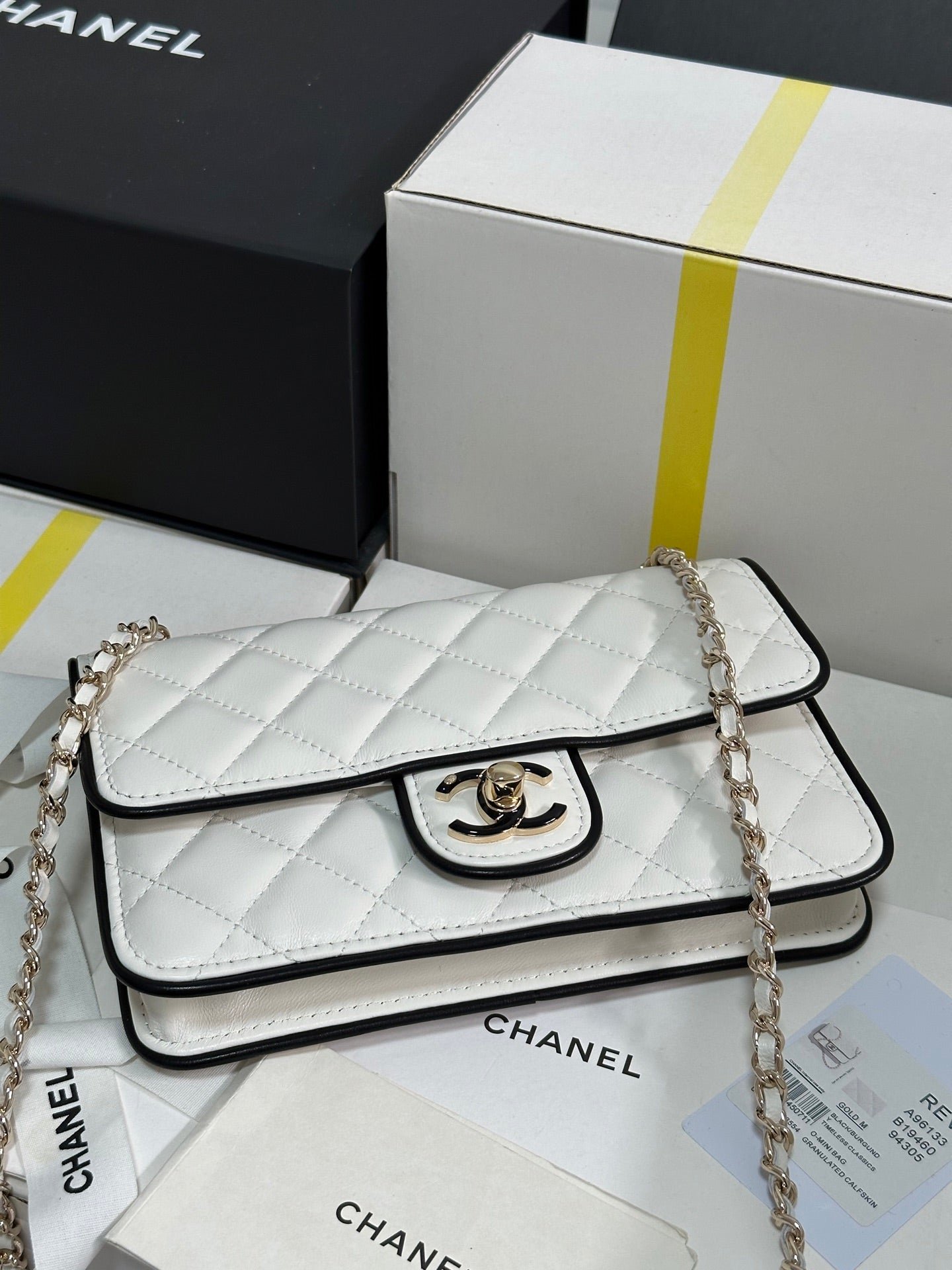 {Style No: 84C17EJ7} QUILTED FLAP BAG WITH BLACK TRIM 19 IN WHITE LAMBSKIN - Image 5