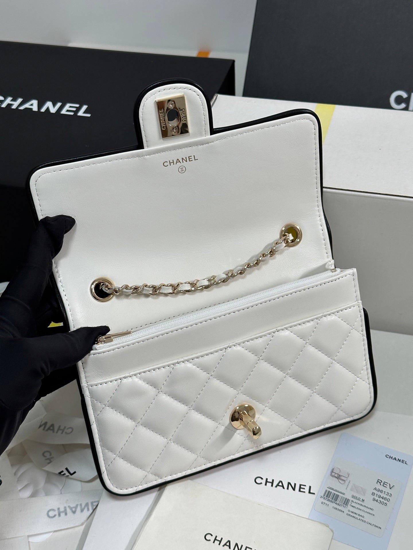 {Style No: 84C17EJ7} QUILTED FLAP BAG WITH BLACK TRIM 19 IN WHITE LAMBSKIN - Image 8