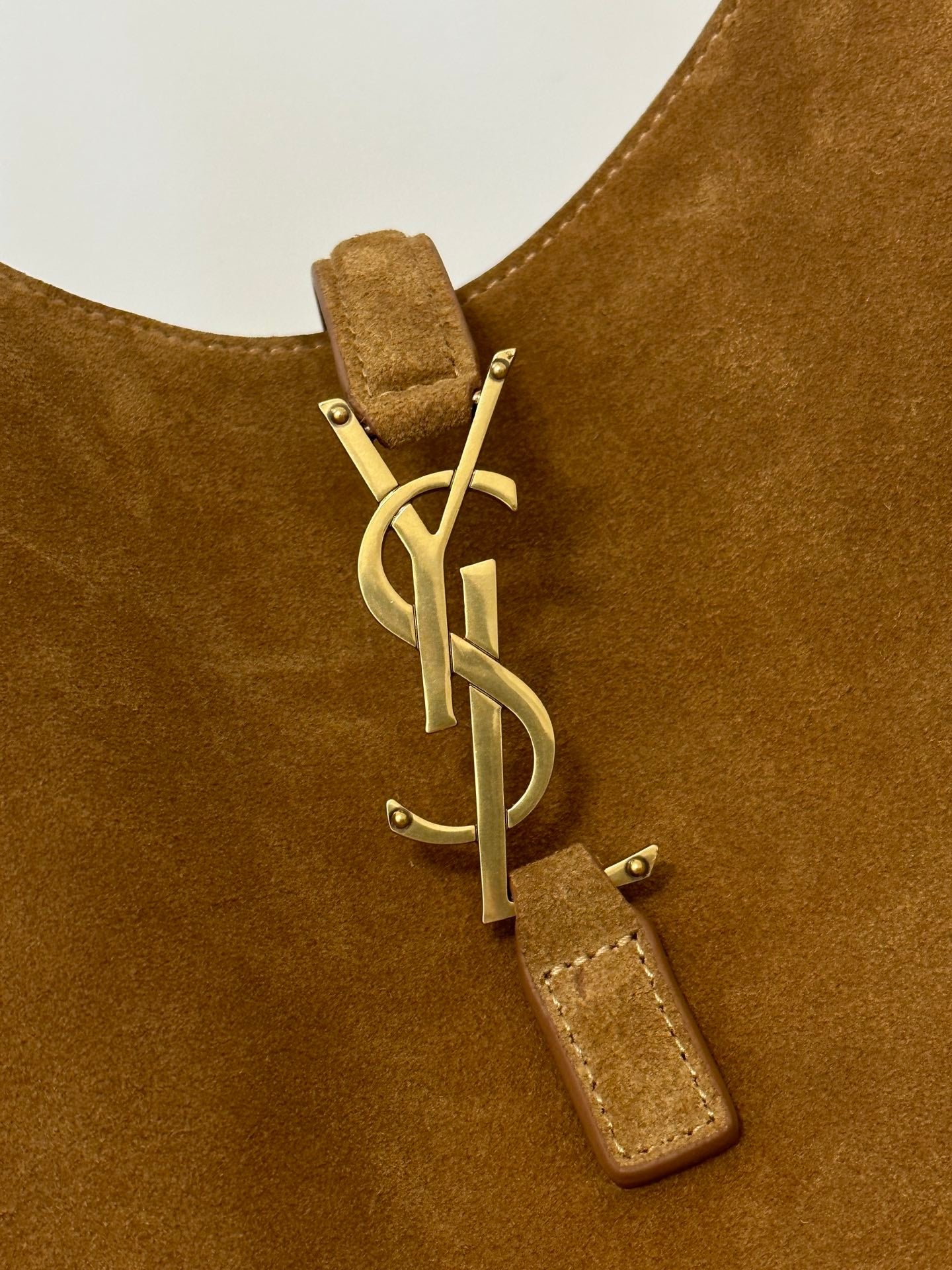 {Style No: 3Y3K996W} LE 5 À 7 SUPPLE SMALL 22 IN CARAMEL BROWN SUEDE - Image 5