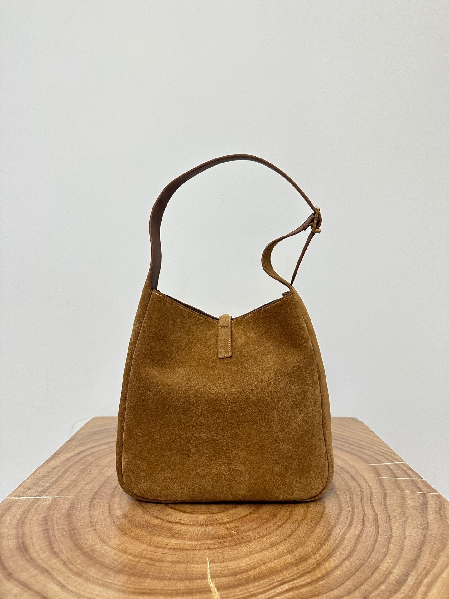 {Style No: 3Y3K996W} LE 5 À 7 SUPPLE SMALL 22 IN CARAMEL BROWN SUEDE - Image 4