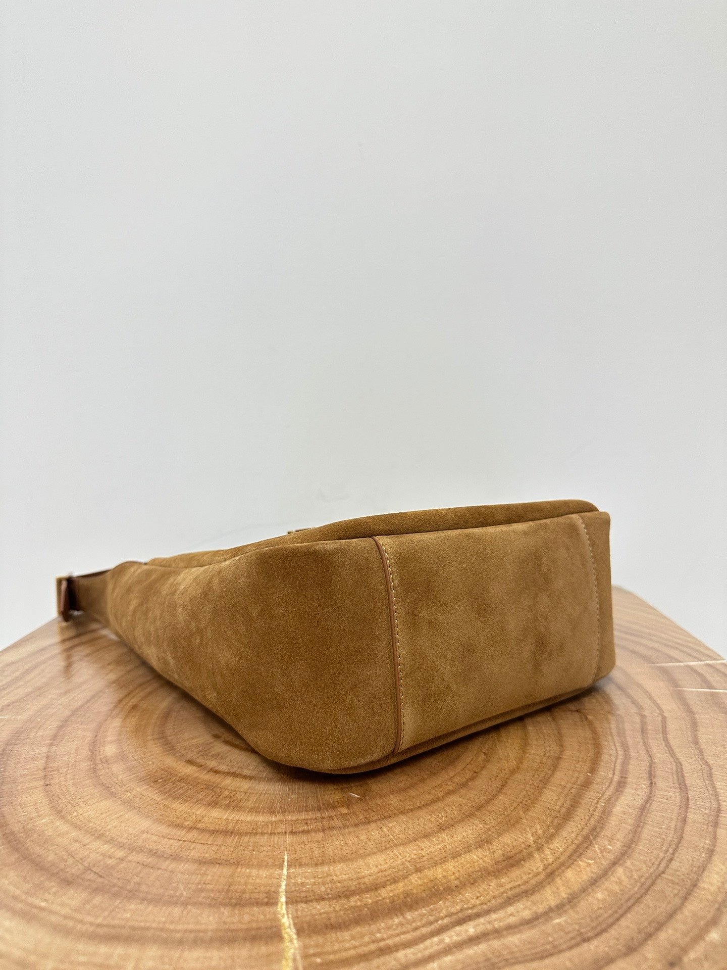 {Style No: 3Y3K996W} LE 5 À 7 SUPPLE SMALL 22 IN CARAMEL BROWN SUEDE - Image 6