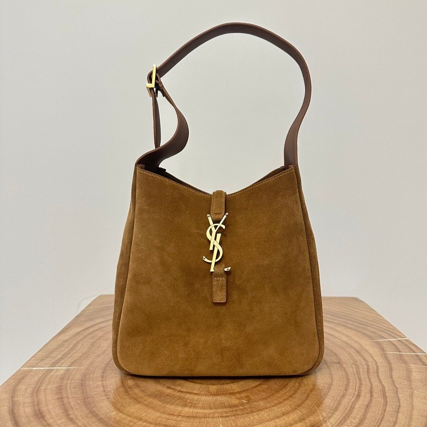 {Style No: 3Y3K996W} LE 5 À 7 SUPPLE SMALL 22 IN CARAMEL BROWN SUEDE