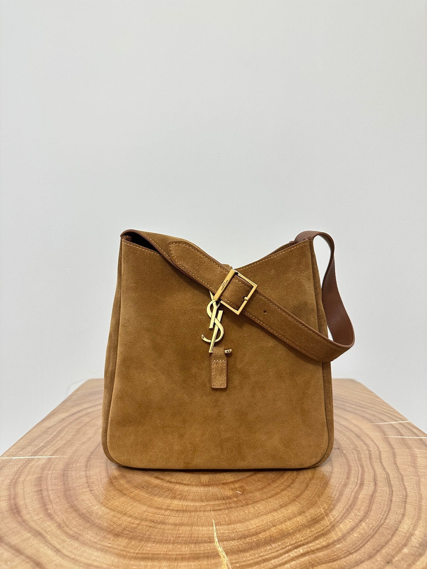 {Style No: 3Y3K996W} LE 5 À 7 SUPPLE SMALL 22 IN CARAMEL BROWN SUEDE - Image 2