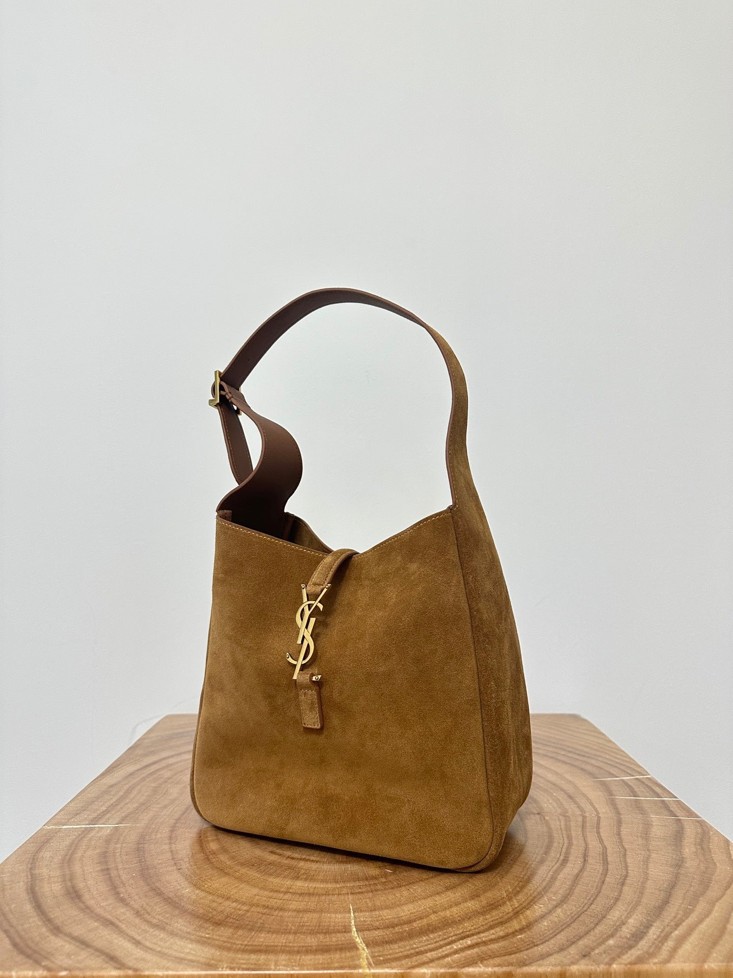 {Style No: 3Y3K996W} LE 5 À 7 SUPPLE SMALL 22 IN CARAMEL BROWN SUEDE - Image 3
