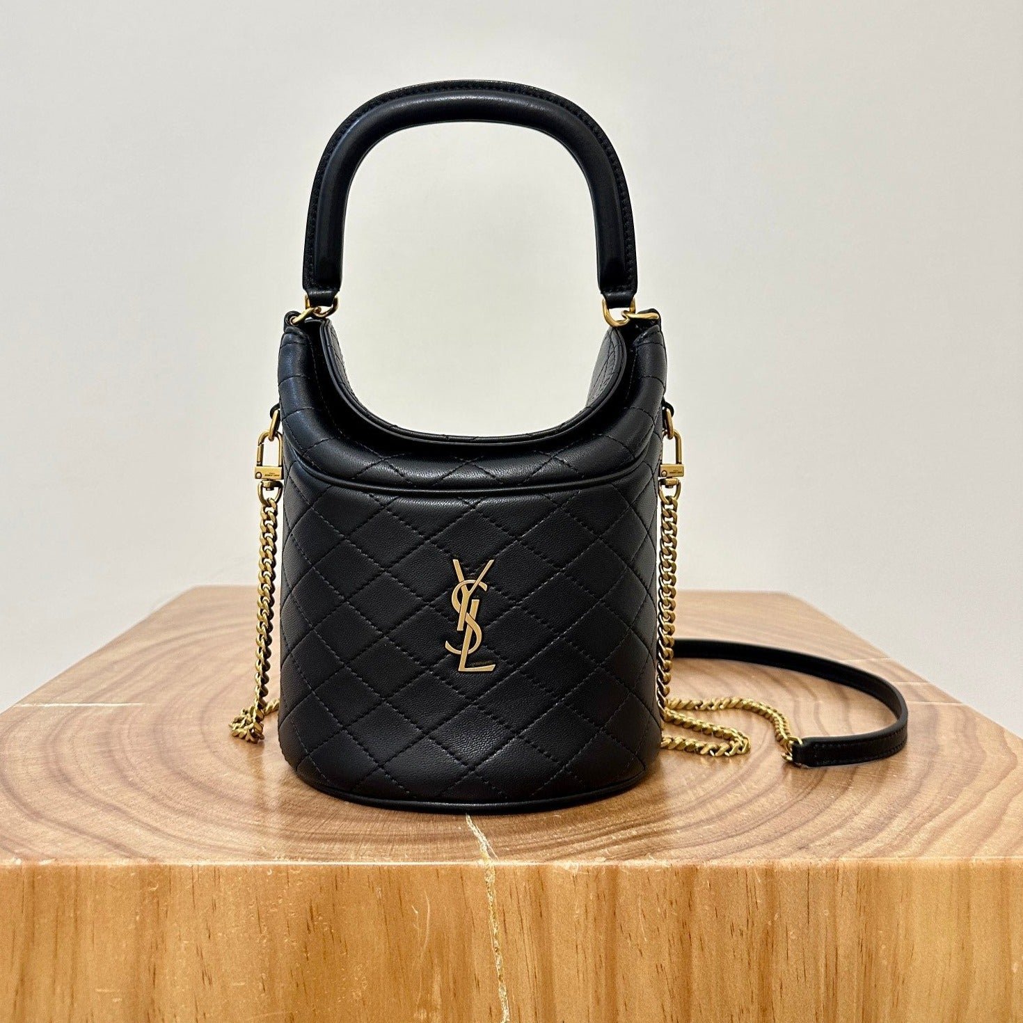 {Style No: 8ZHCN4QY} 19 FLAP BUCKET BAG BLACK CALFSKIN