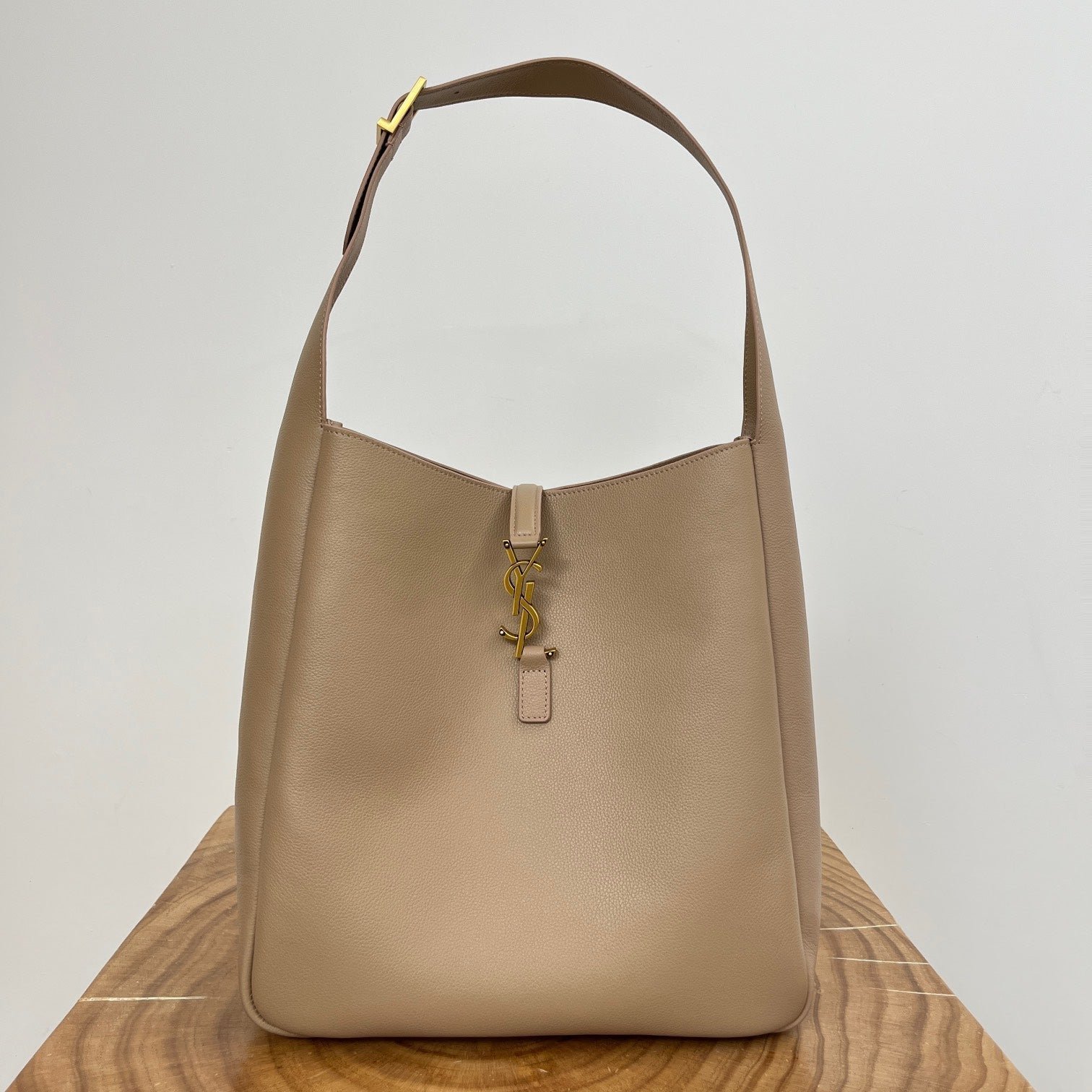 {Style No: 6O71QG5A} LE 5 À 7 LARGE SUPPLE 31 IN LIGHT BROWN GRAINED CALFSKIN