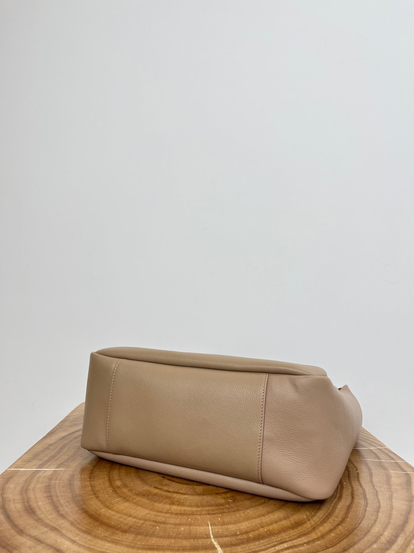 {Style No: 6O71QG5A} LE 5 À 7 LARGE SUPPLE 31 IN LIGHT BROWN GRAINED CALFSKIN - Image 4