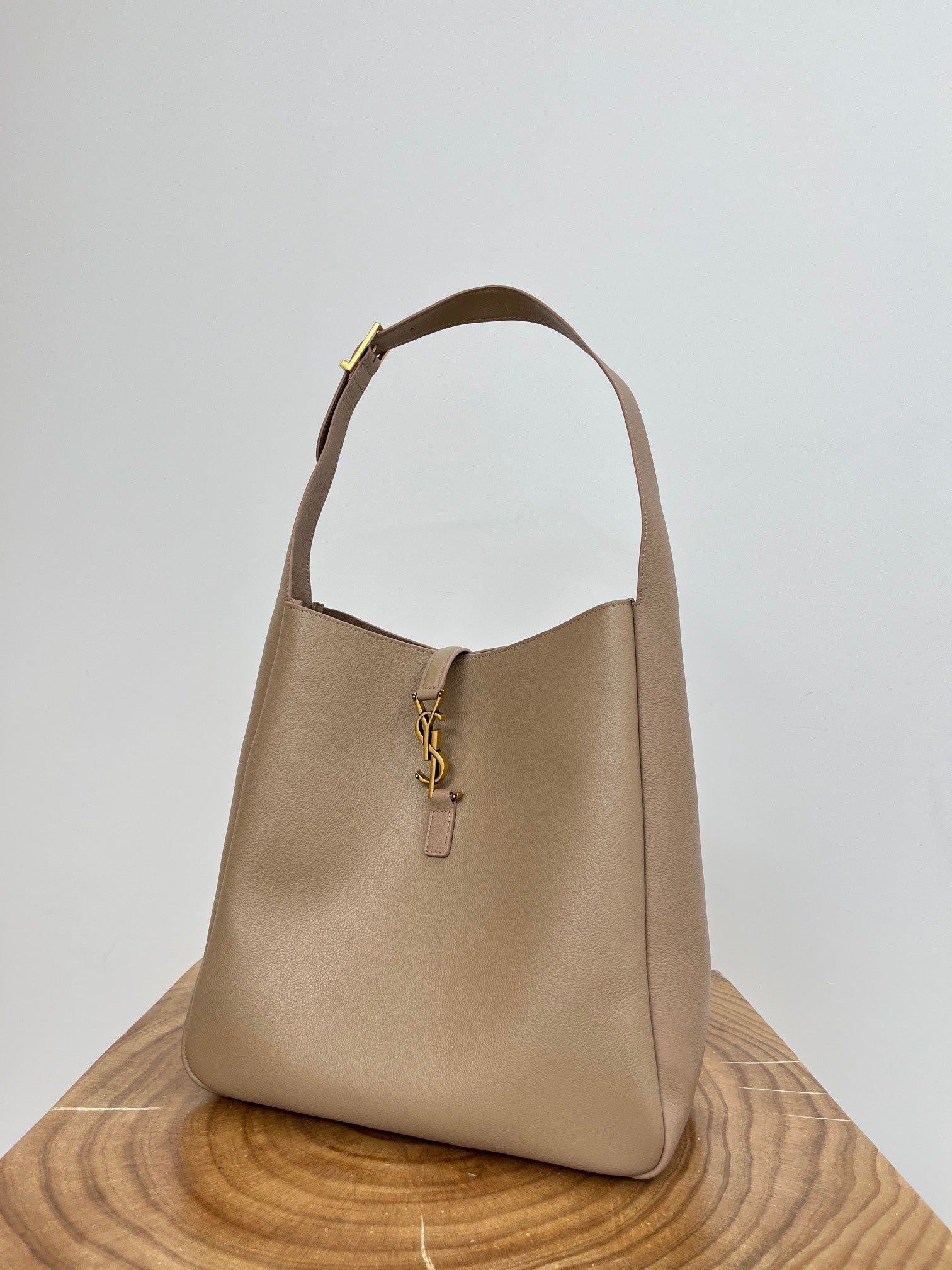 {Style No: 6O71QG5A} LE 5 À 7 LARGE SUPPLE 31 IN LIGHT BROWN GRAINED CALFSKIN - Image 5