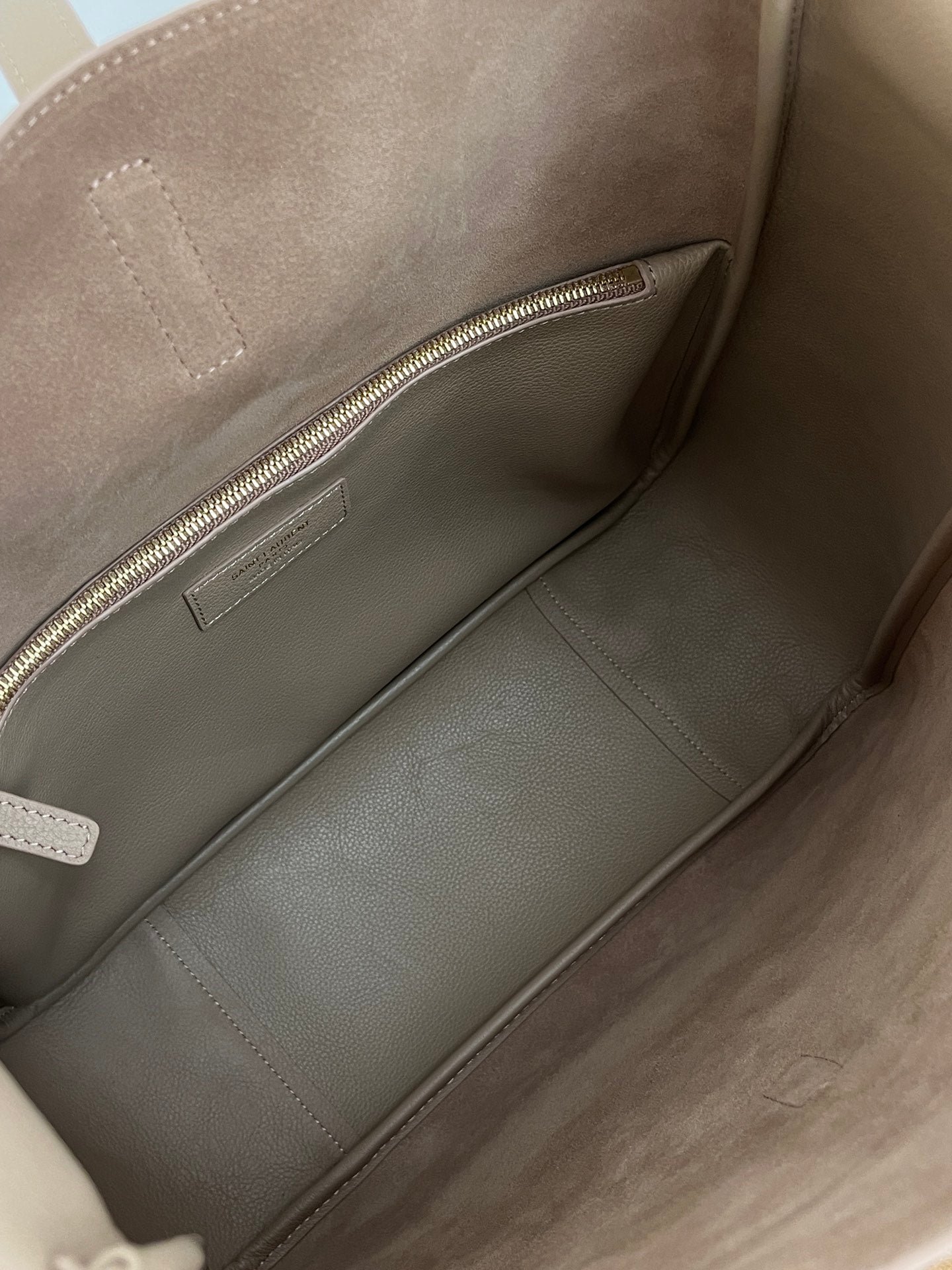 {Style No: 6O71QG5A} LE 5 À 7 LARGE SUPPLE 31 IN LIGHT BROWN GRAINED CALFSKIN - Image 7