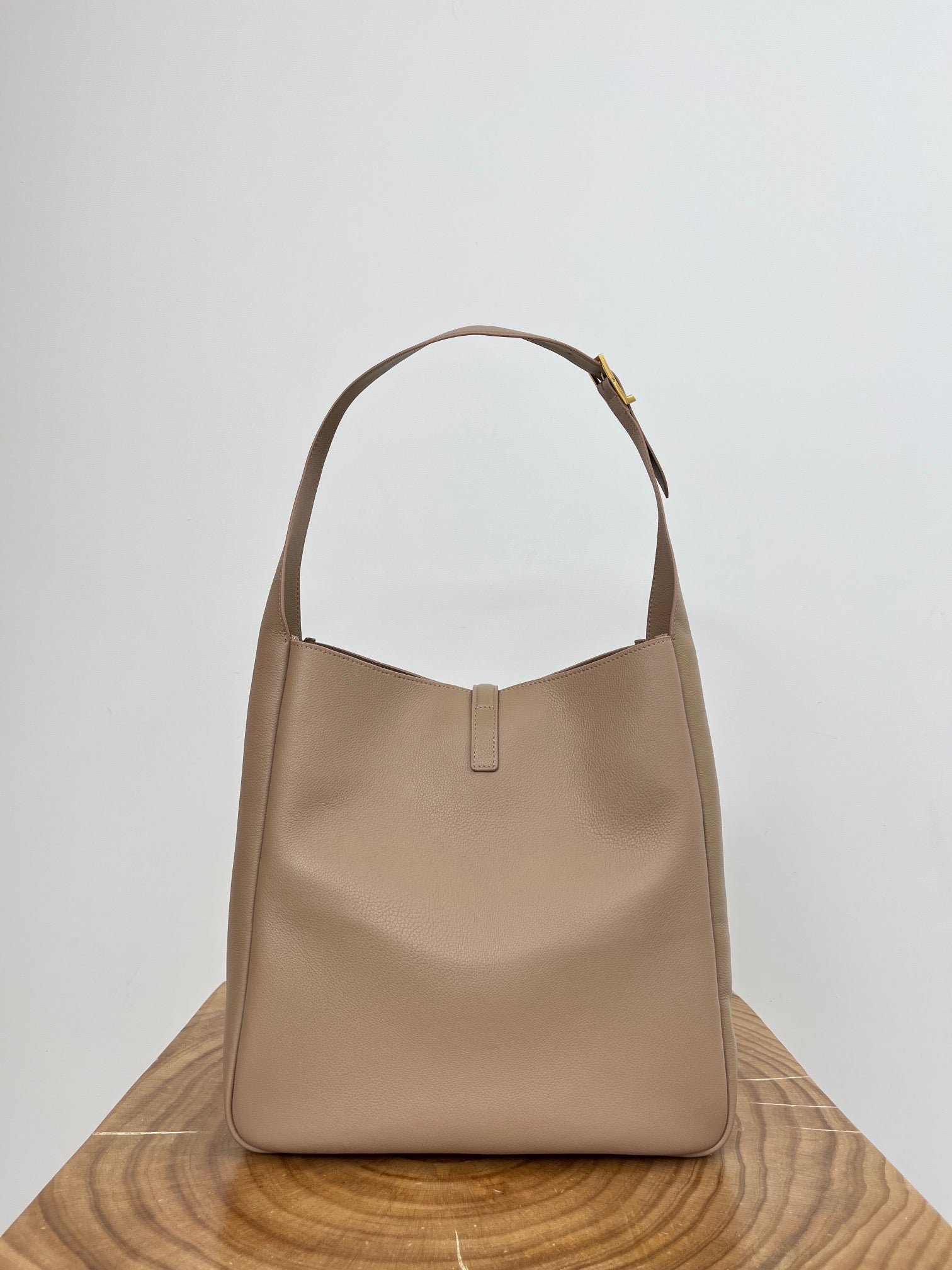 {Style No: 6O71QG5A} LE 5 À 7 LARGE SUPPLE 31 IN LIGHT BROWN GRAINED CALFSKIN - Image 8
