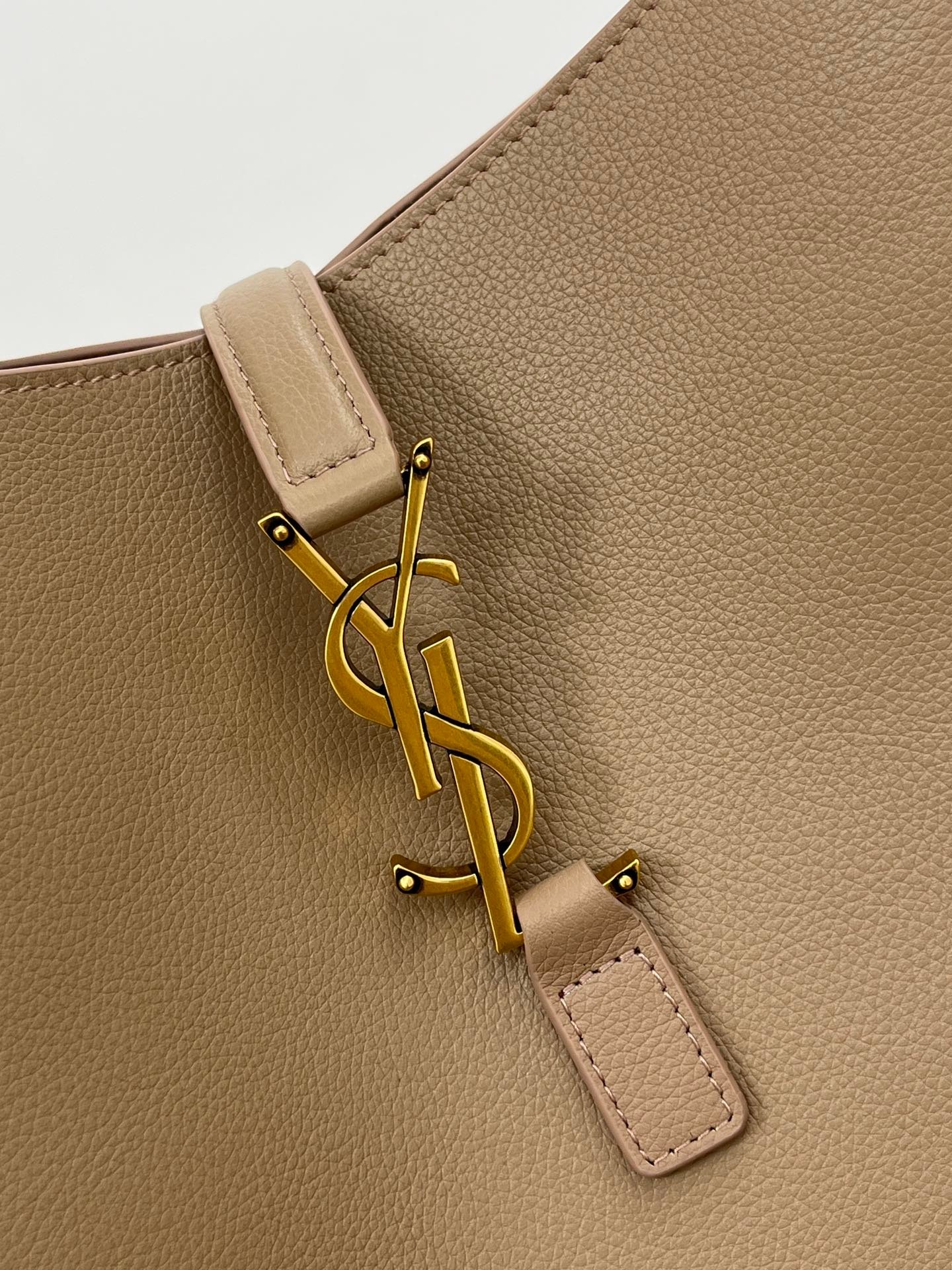 {Style No: 6O71QG5A} LE 5 À 7 LARGE SUPPLE 31 IN LIGHT BROWN GRAINED CALFSKIN - Image 9