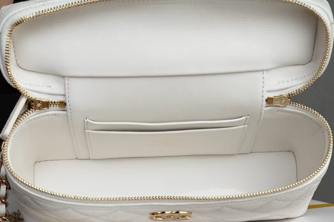 {Style No: ZJBMDHDM} COSMETIC BAG 19 IN WHITE GRAINED CALFSKIN GOLD HARDWARE - Image 3