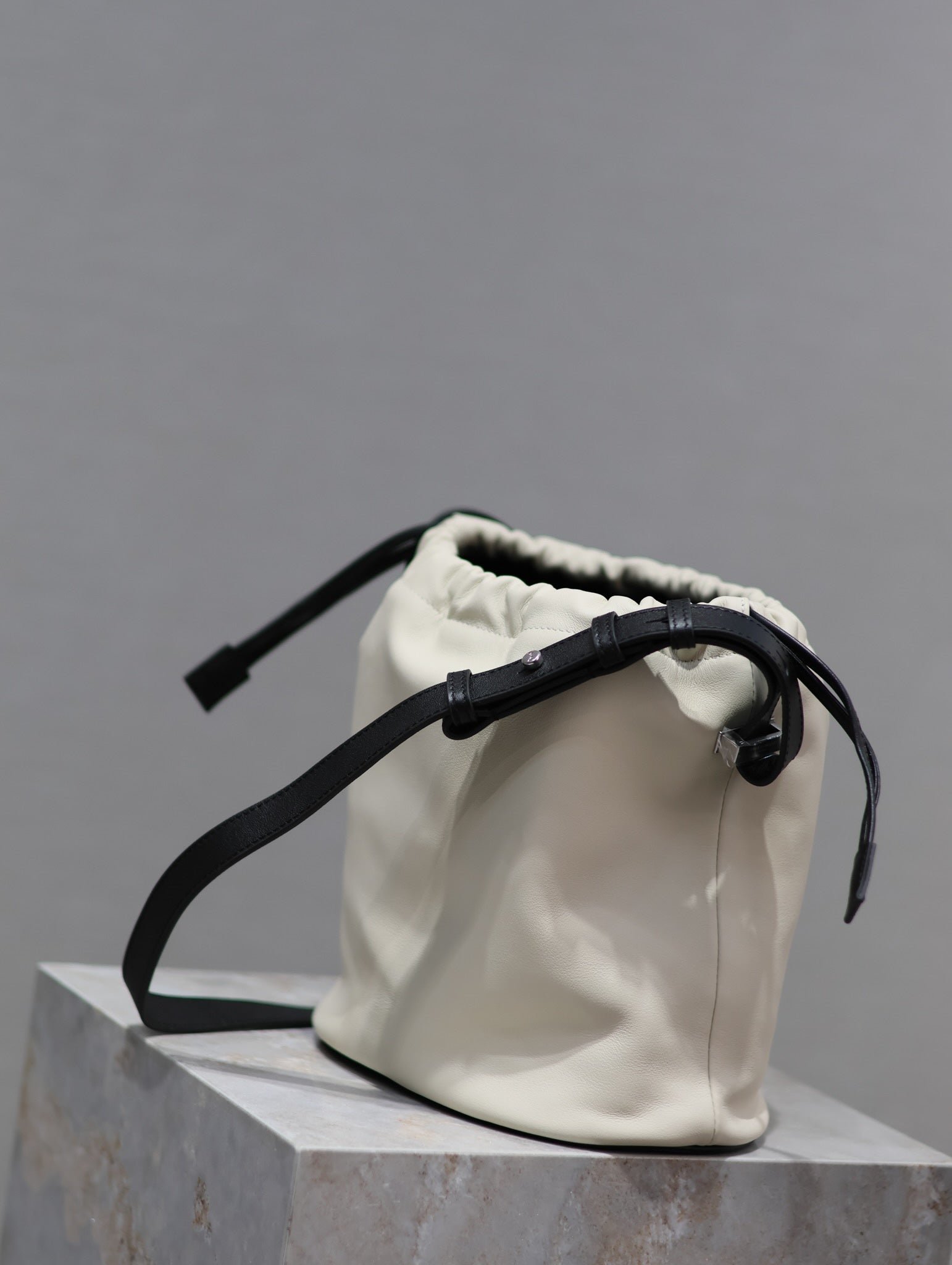{Style No: 7FXJ36KZ} RIVE GAUCHE BUCKET BAG 23 IN WHITE CALFSKIN - Image 6