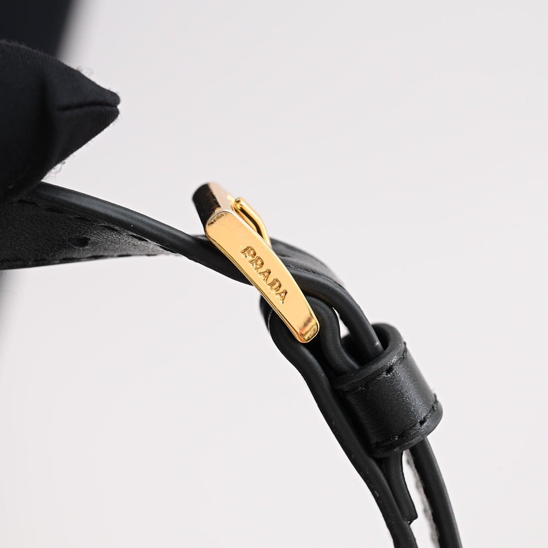 {Style No: AAFLIQRQ} DUMPLING BAG 30 IN BLACK CALFSKIN - Image 6