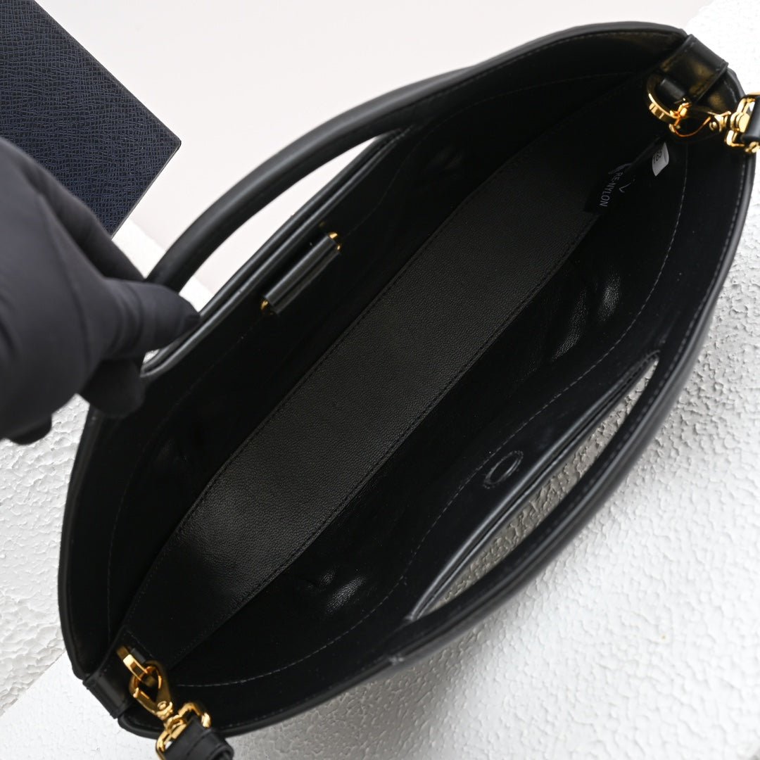 {Style No: AAFLIQRQ} DUMPLING BAG 30 IN BLACK CALFSKIN - Image 7