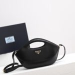 {Style No: AAFLIQRQ} DUMPLING BAG 30 IN BLACK CALFSKIN