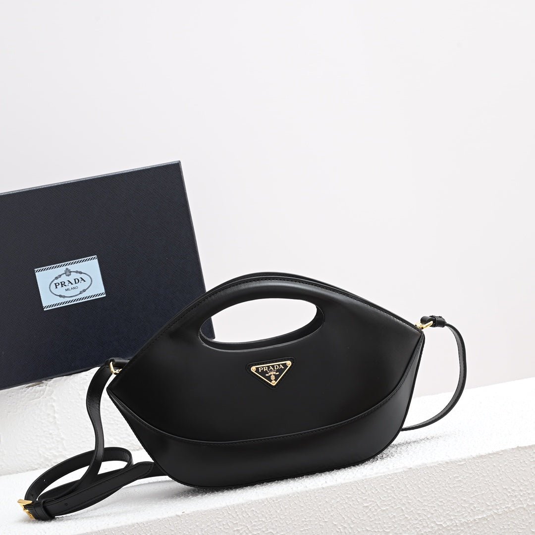 {Style No: AAFLIQRQ} DUMPLING BAG 30 IN BLACK CALFSKIN