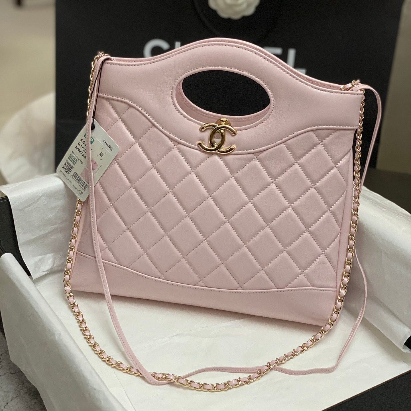 {Style No: MF4CZV4Y} CC SMALL 30 SHOPPING BAG IN LIGHT PINK CALFSKIN
